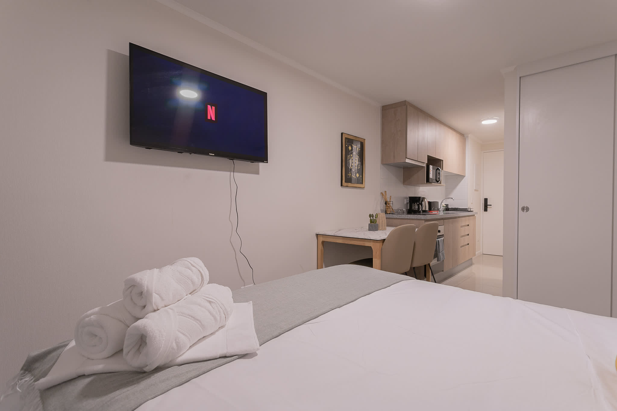 Cozy studio with modern amenities, perfect for a comfortable stay in the heart of the city. Enjoy Netflix on the flat-screen TV and a fully equipped kitchen.