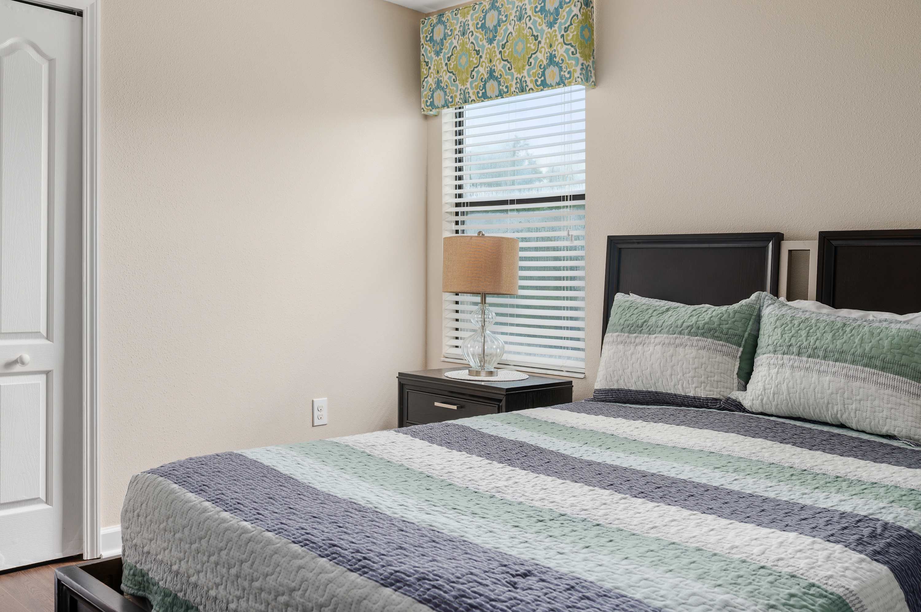 Inviting bedroom w/ cozy bedding, bedside lighting & a calm modern feel