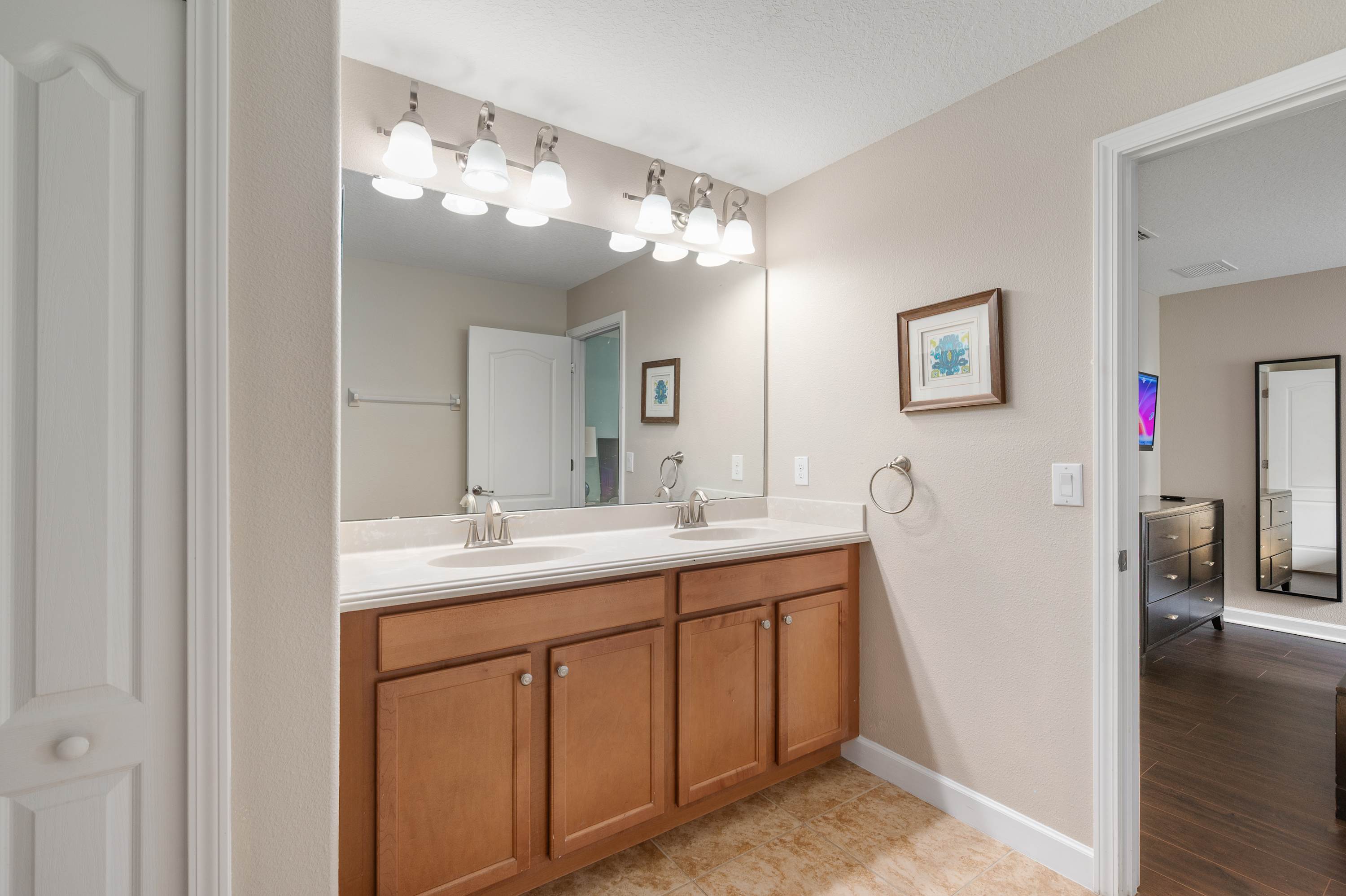Bright bathroom w/ double vanity lighting & plenty of space to get ready