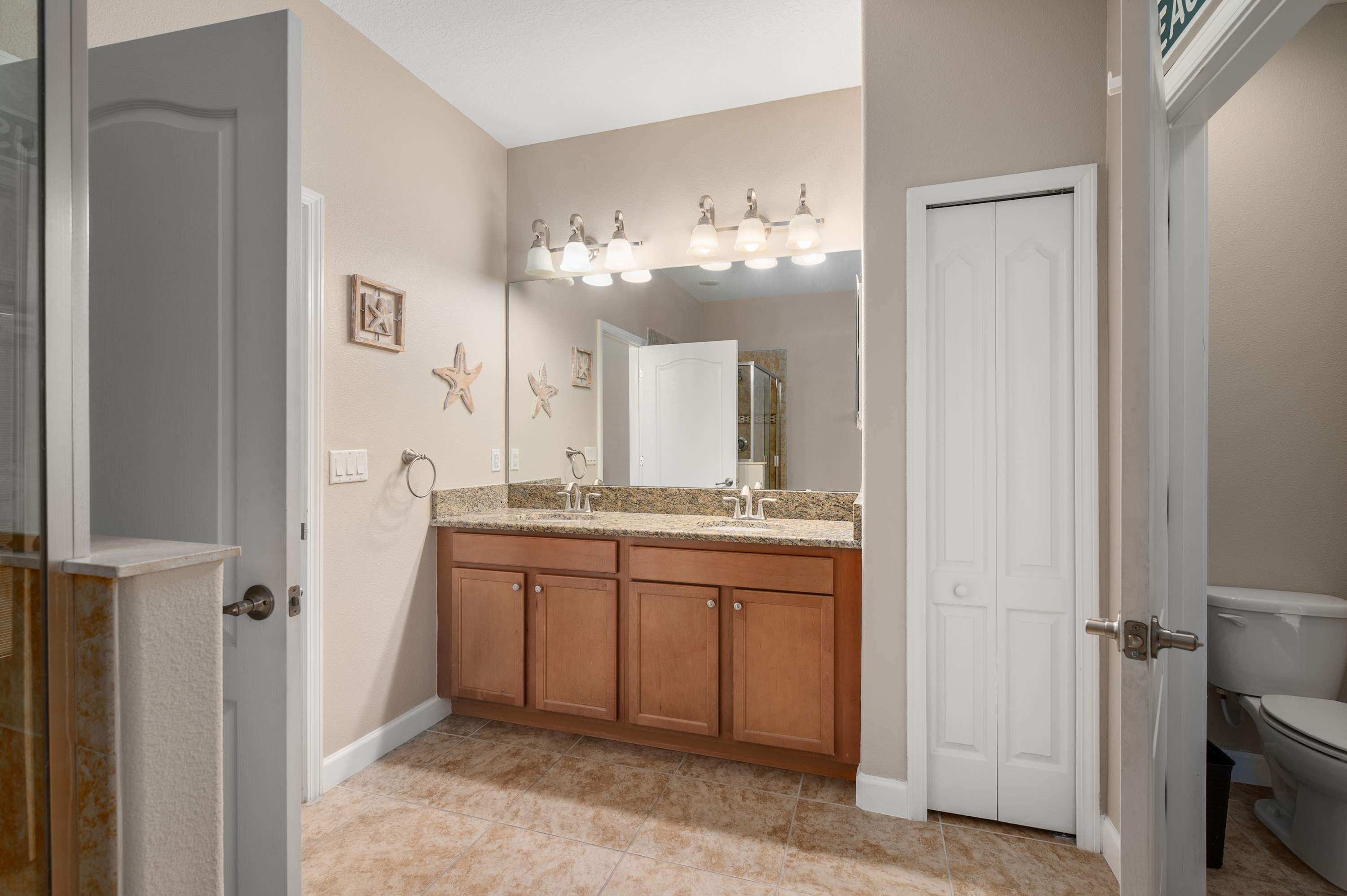 Double vanity bathroom w/ bright lighting & plenty of counter space
