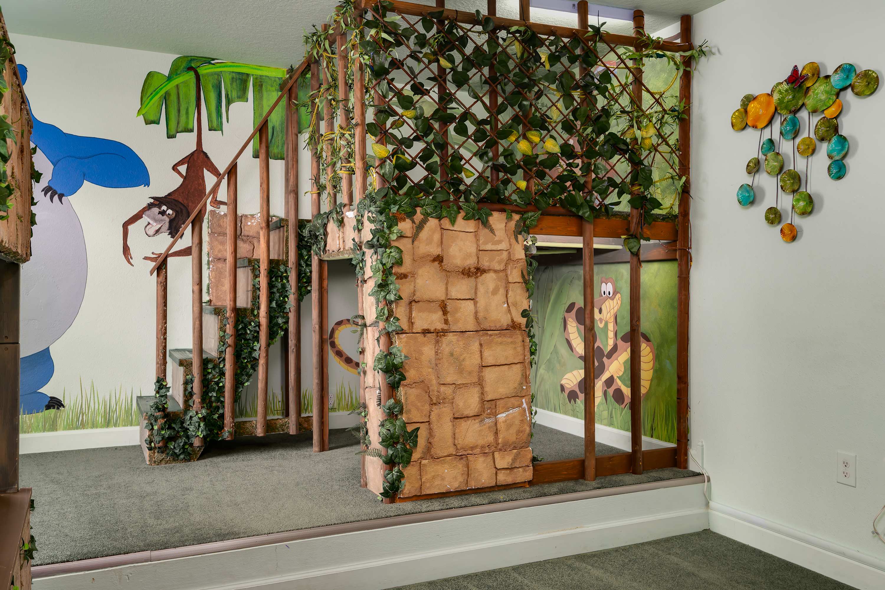 Charming themed bedroom w/ playful decor & a fun imaginative atmosphere