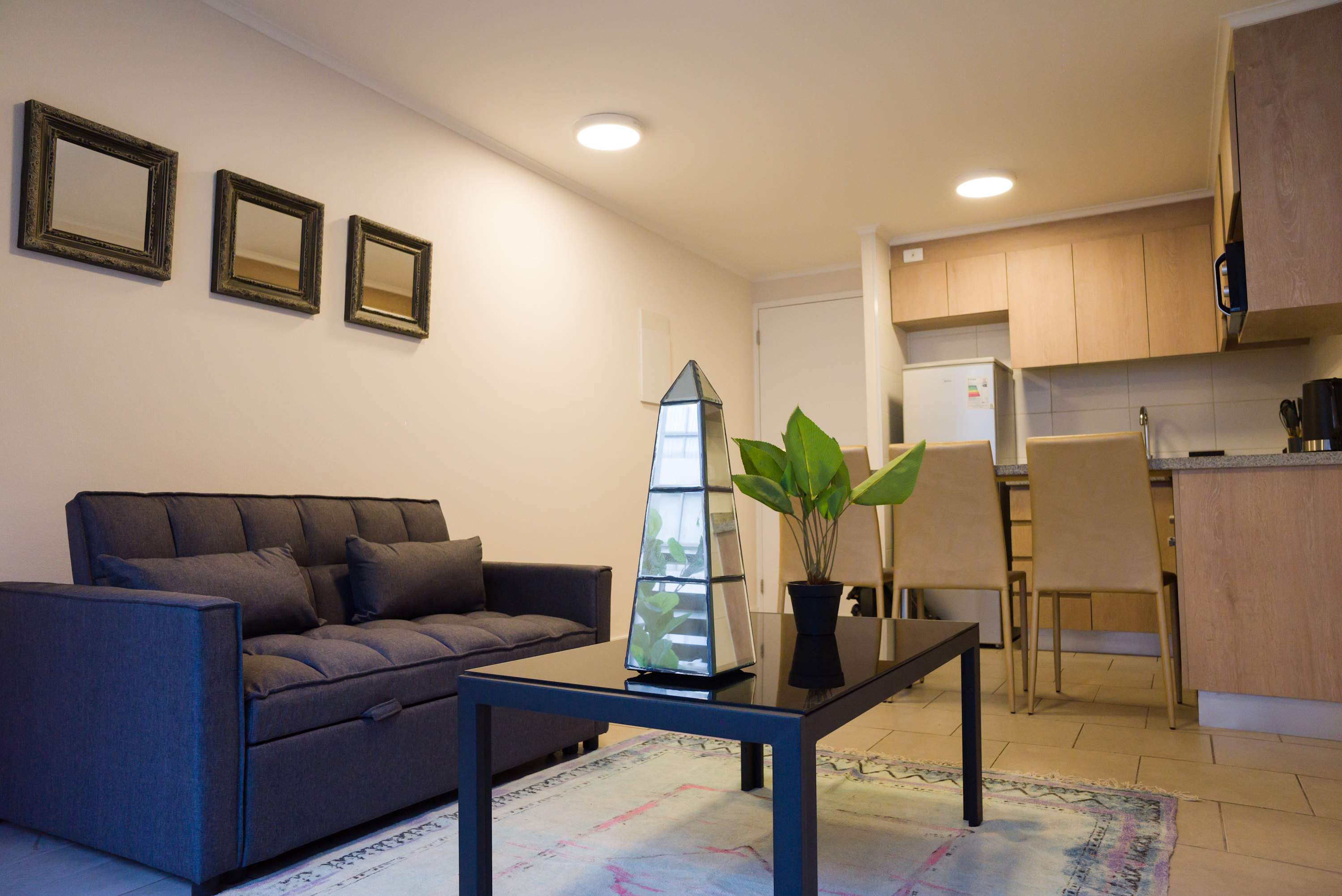 Cozy living area with modern decor and a fully equipped kitchen, perfect for relaxing after exploring the city.