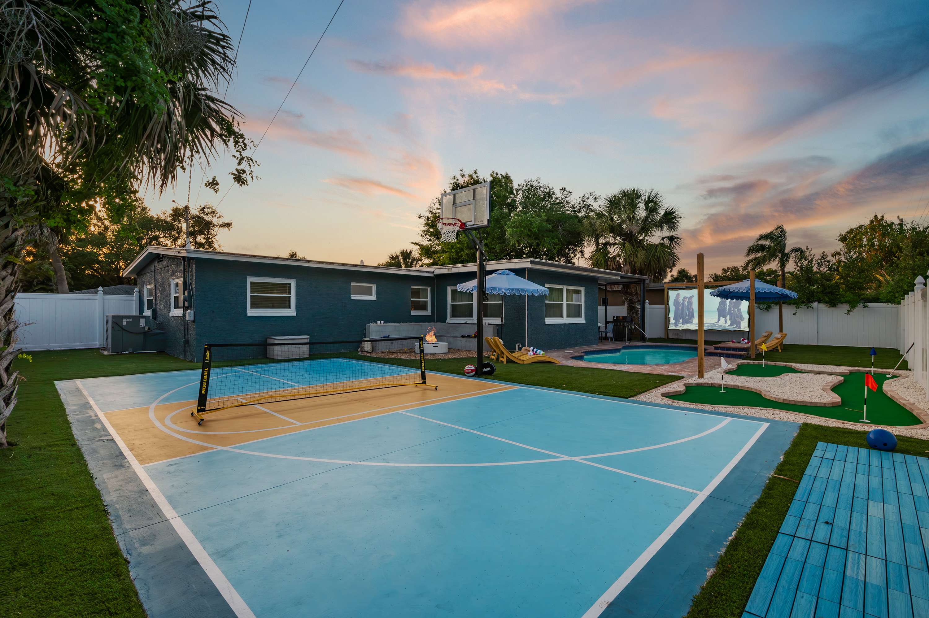 Heated Pool! Pickleball! Fire Pit! Outdoor Theatre