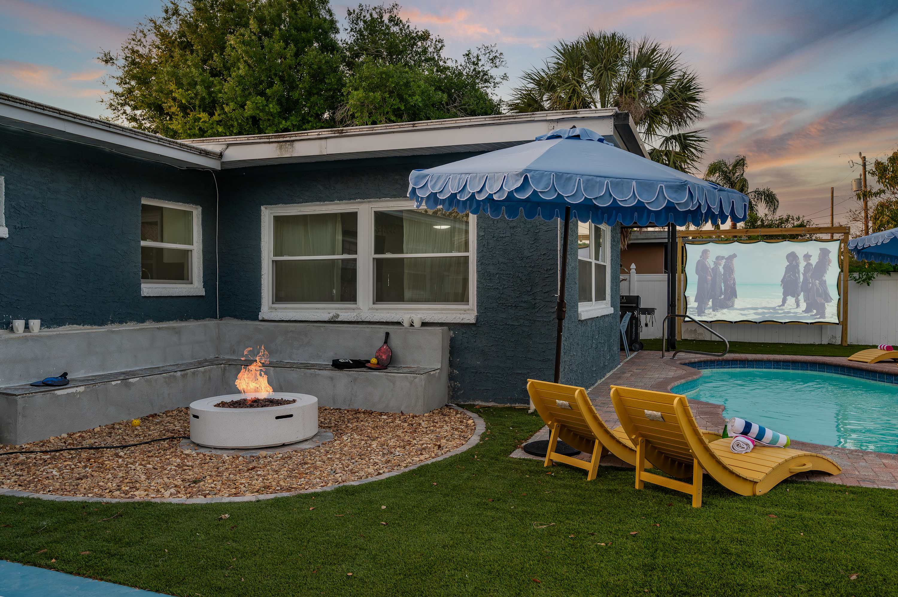 Heated Pool! Pickleball! Fire Pit! Outdoor Theatre