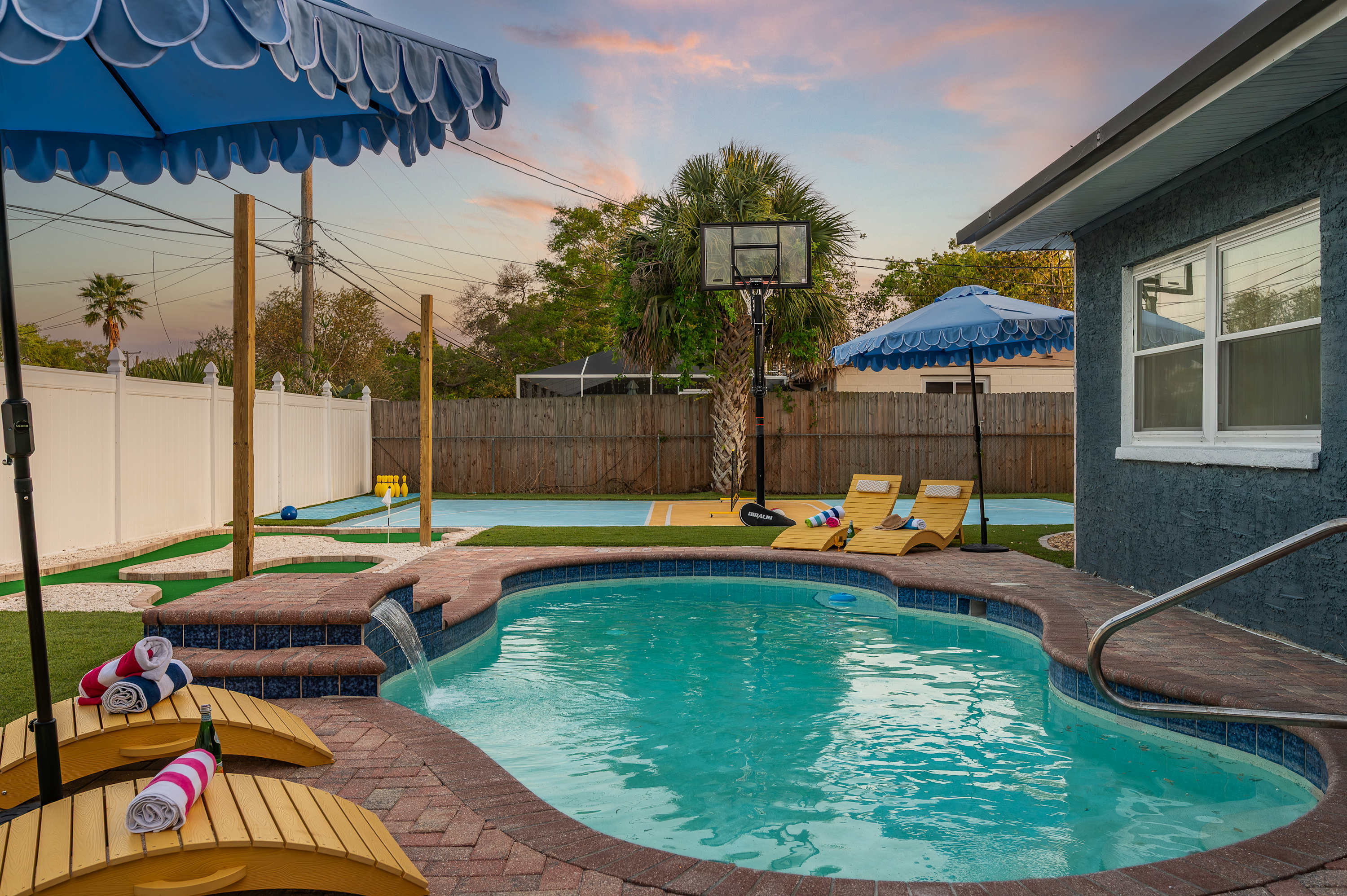 Heated Pool! Pickleball! Fire Pit! Outdoor Theatre