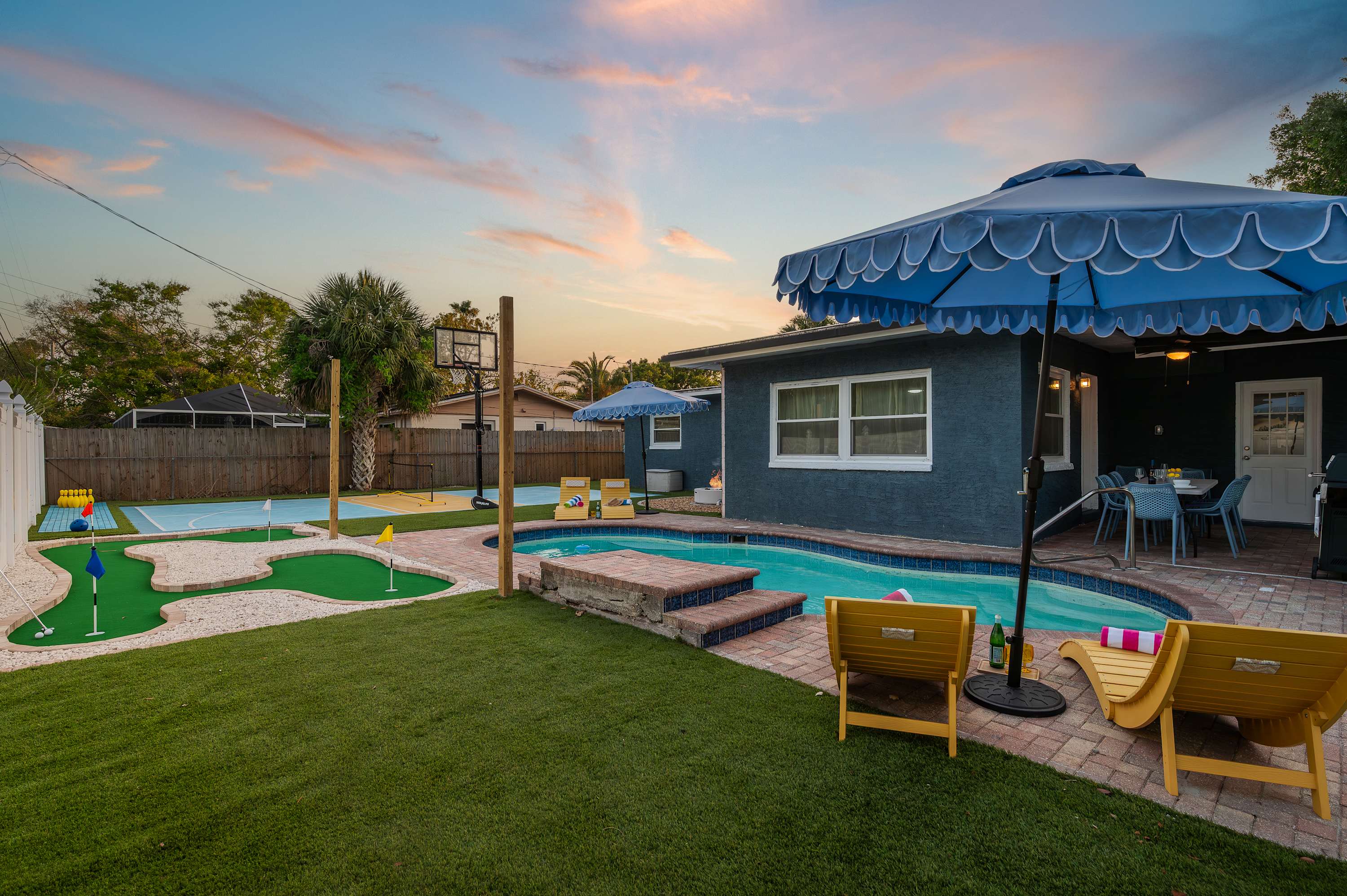Heated Pool! Pickleball! Fire Pit! Outdoor Theatre