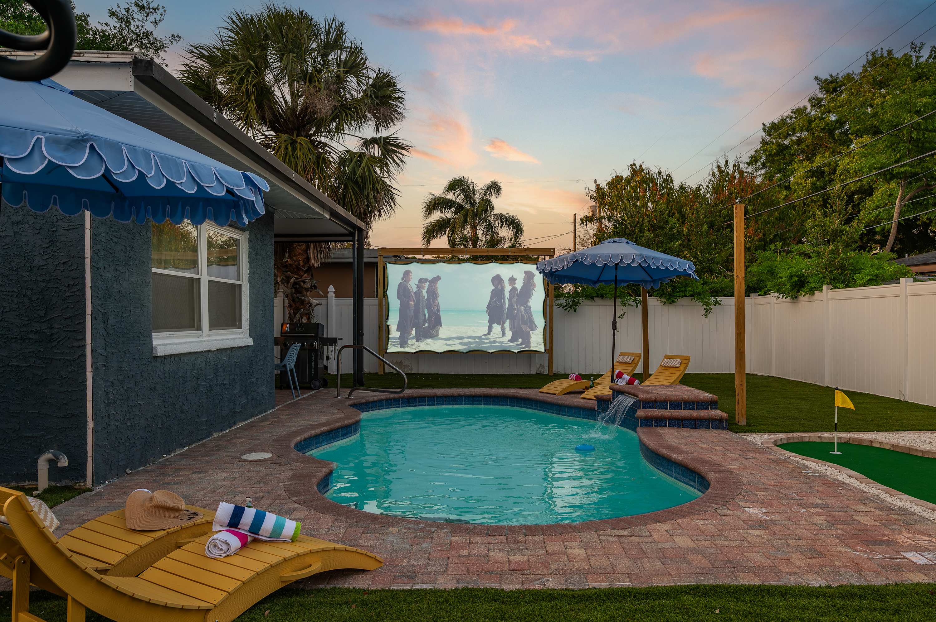Heated Pool! Pickleball! Fire Pit! Outdoor Theatre