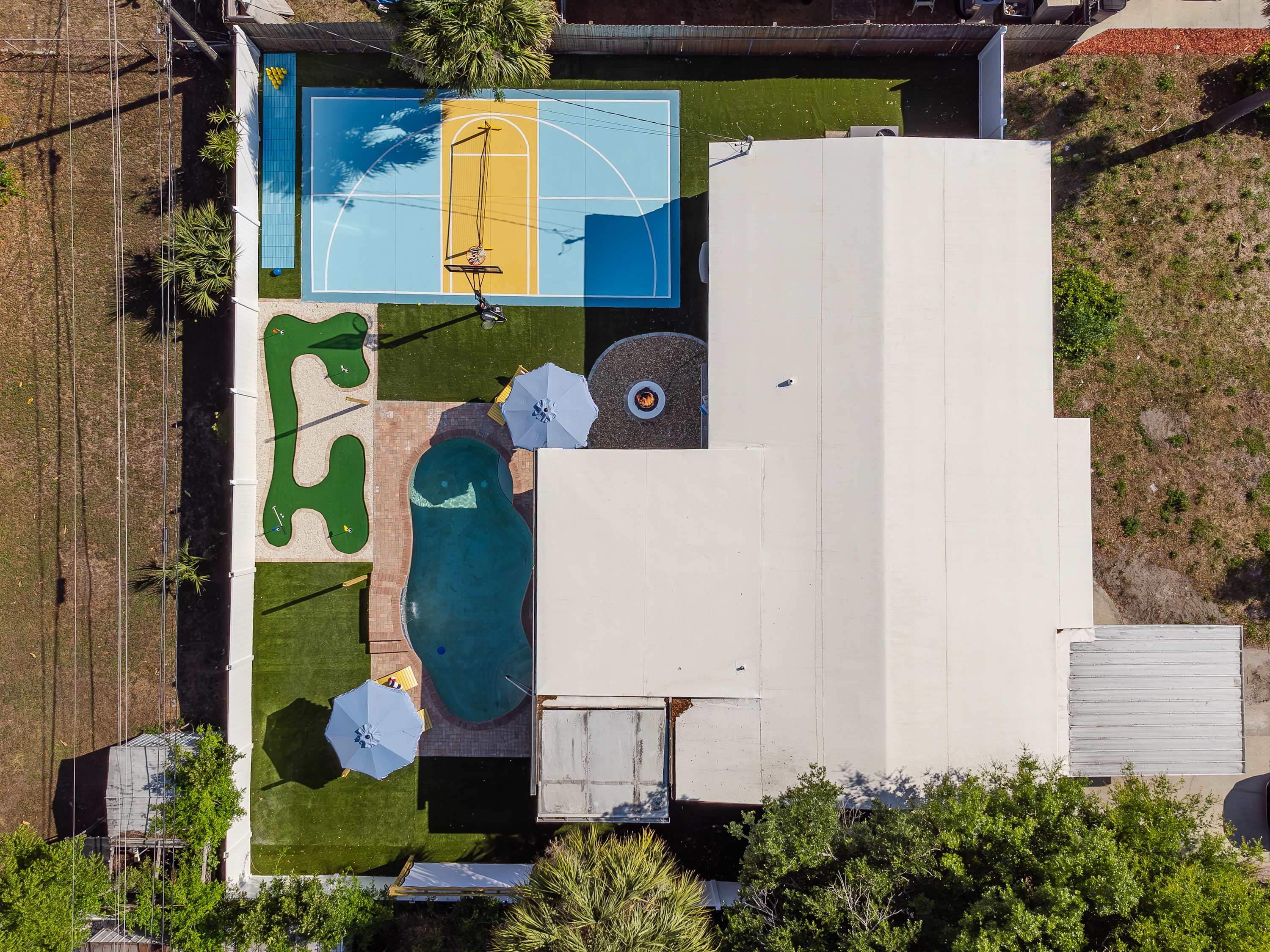 Heated Pool! Pickleball! Fire Pit! Outdoor Theatre