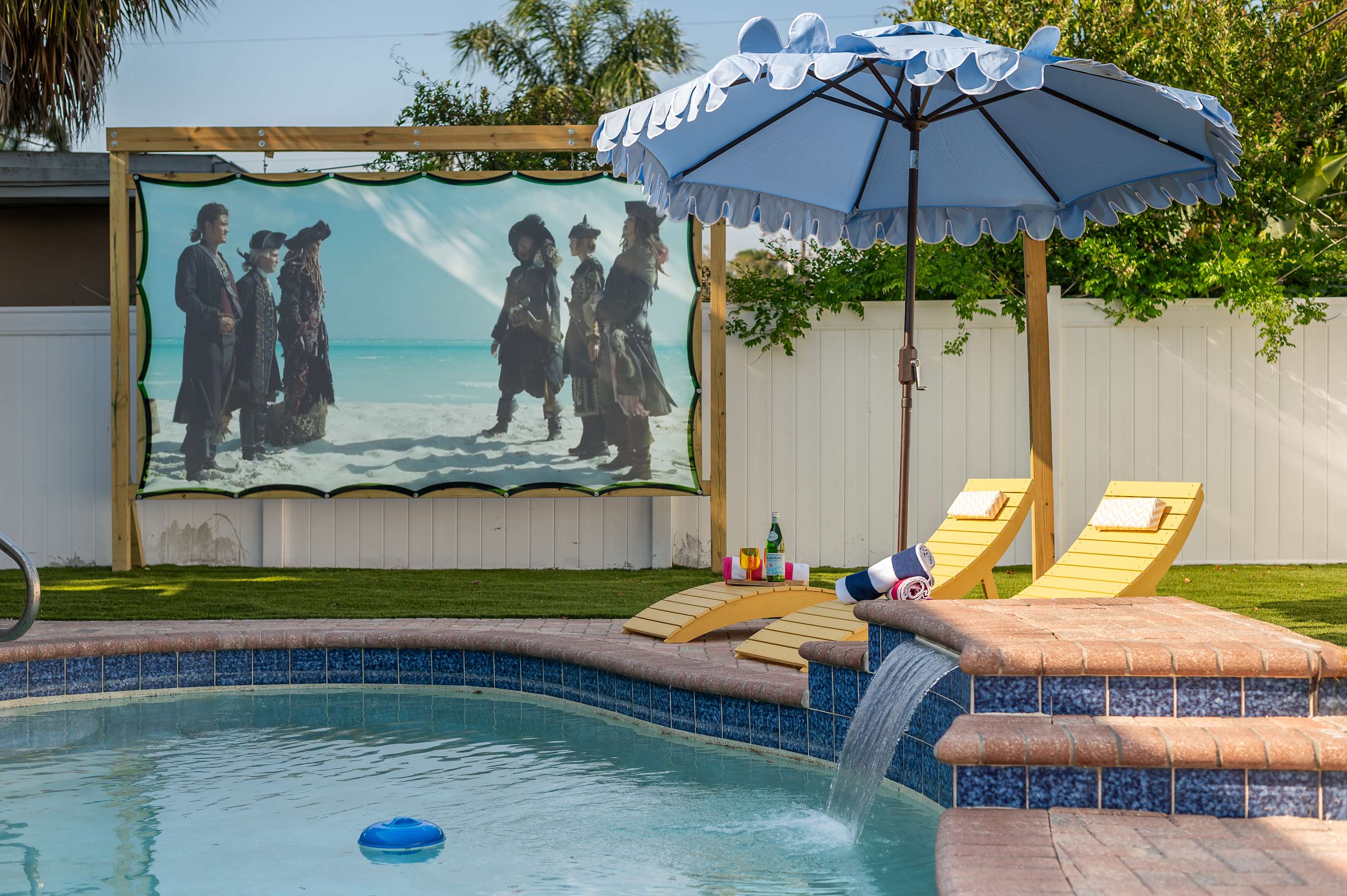 Heated Pool! Pickleball! Fire Pit! Outdoor Theatre