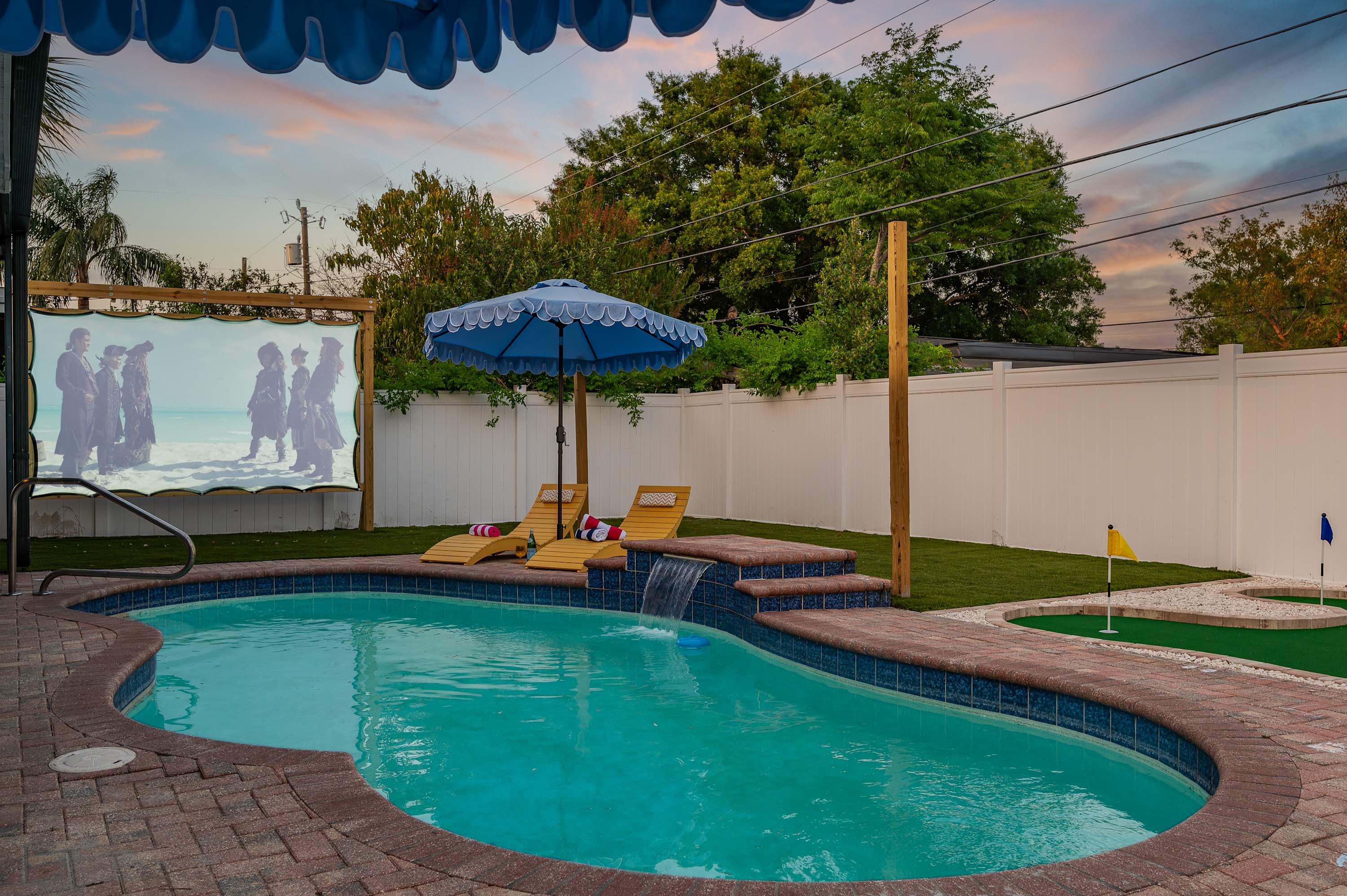 Heated Pool! Pickleball! Fire Pit! Outdoor Theatre