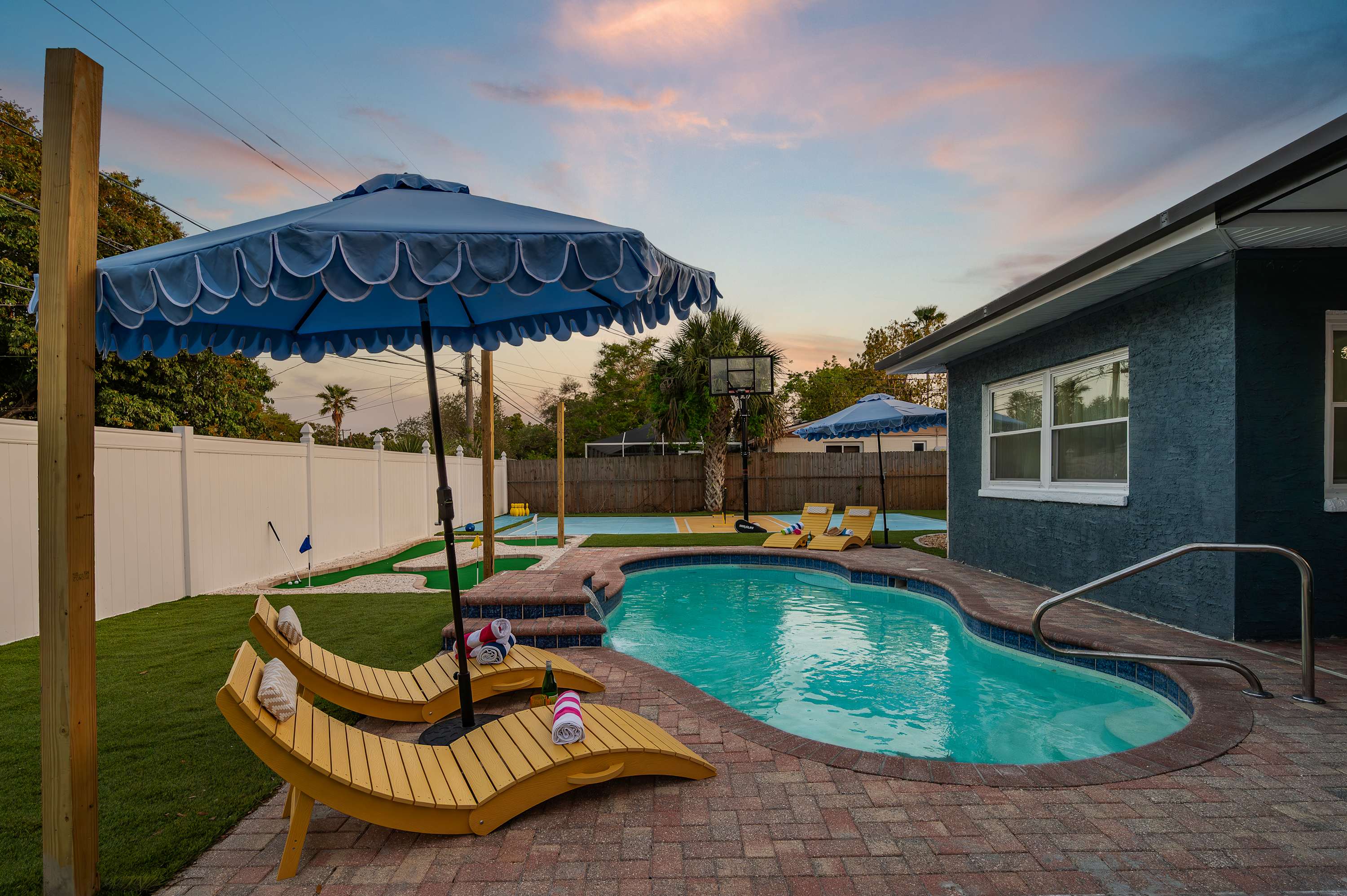 Heated Pool! Pickleball! Fire Pit! Outdoor Theatre