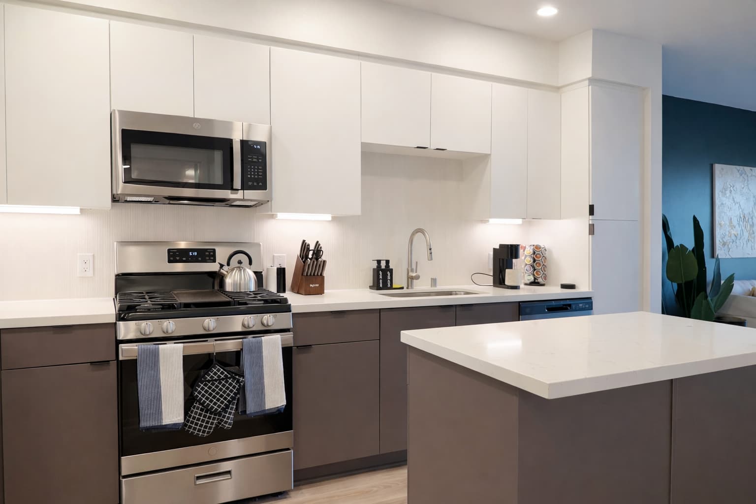 Stylish Stay 10 Min to Disneyland with Pool & GYM