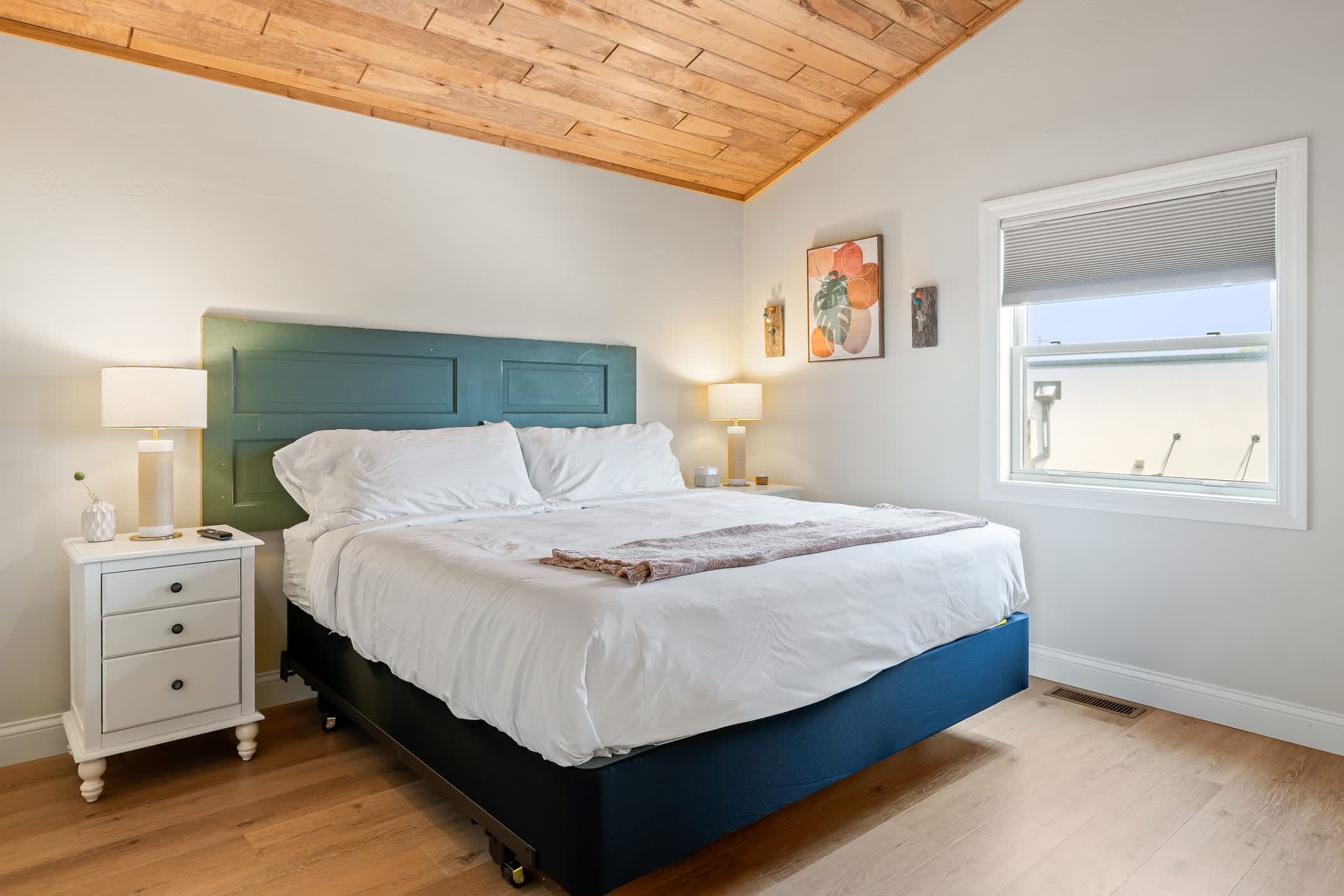 King size bed in the bedroom