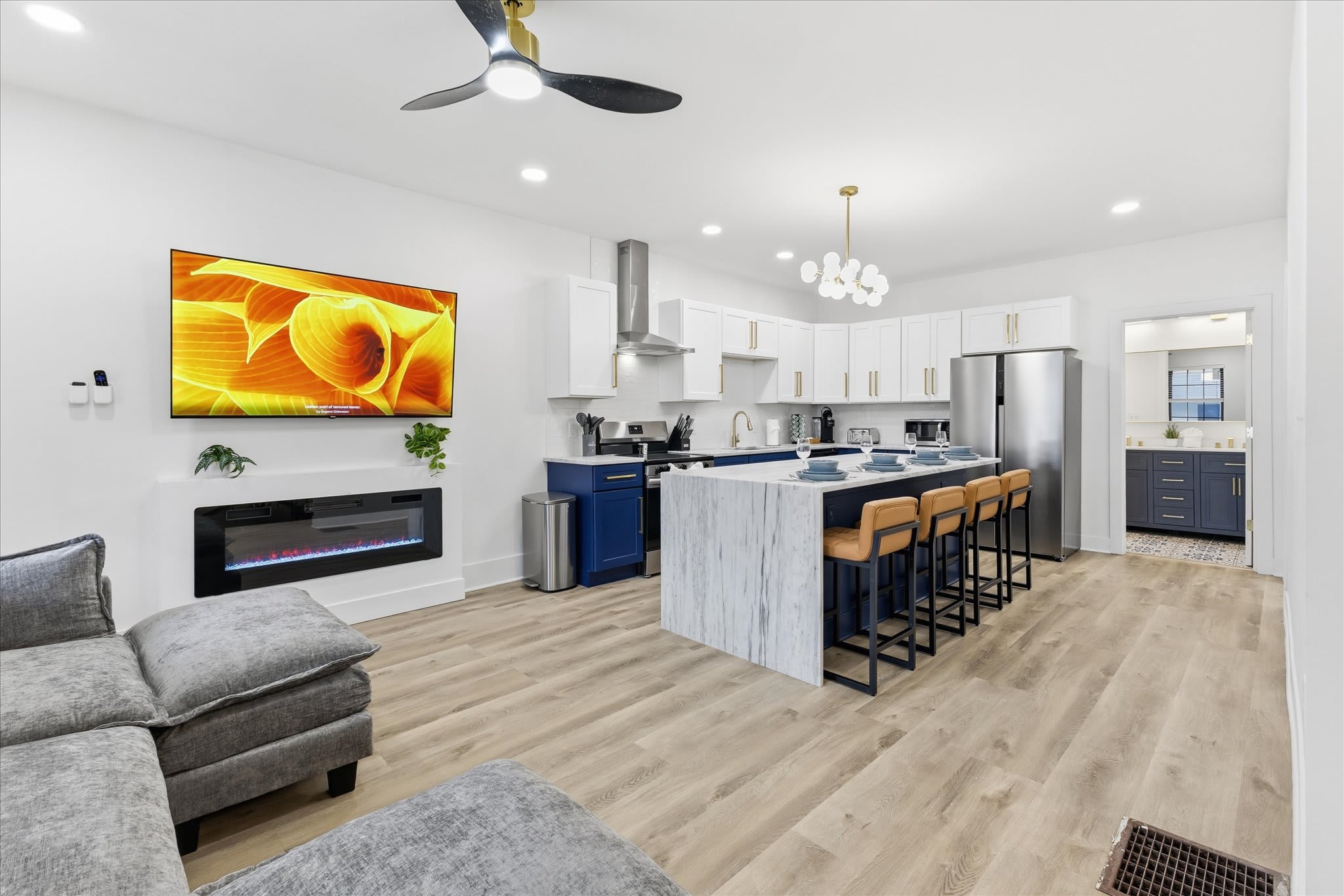 Newly Renovated 4 BR near downtown Indy w Garage!