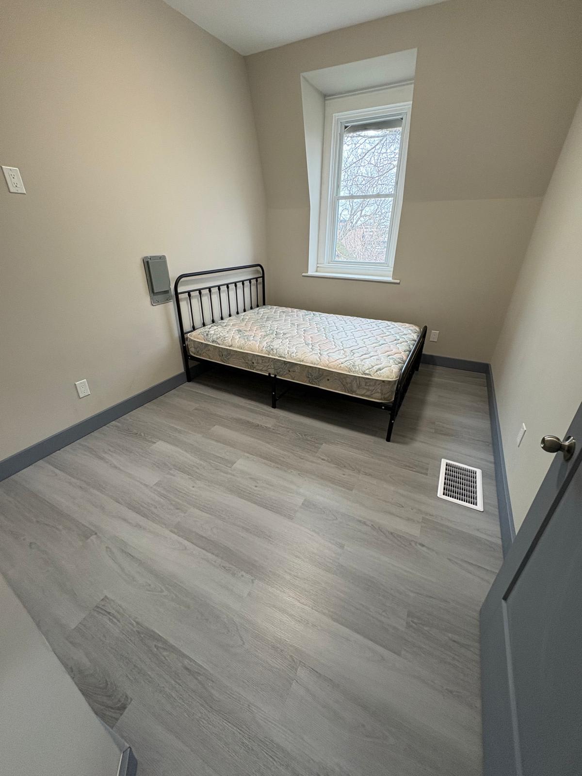 #38.5 St. Catharine's 1-bedroom Hotel-Apartment