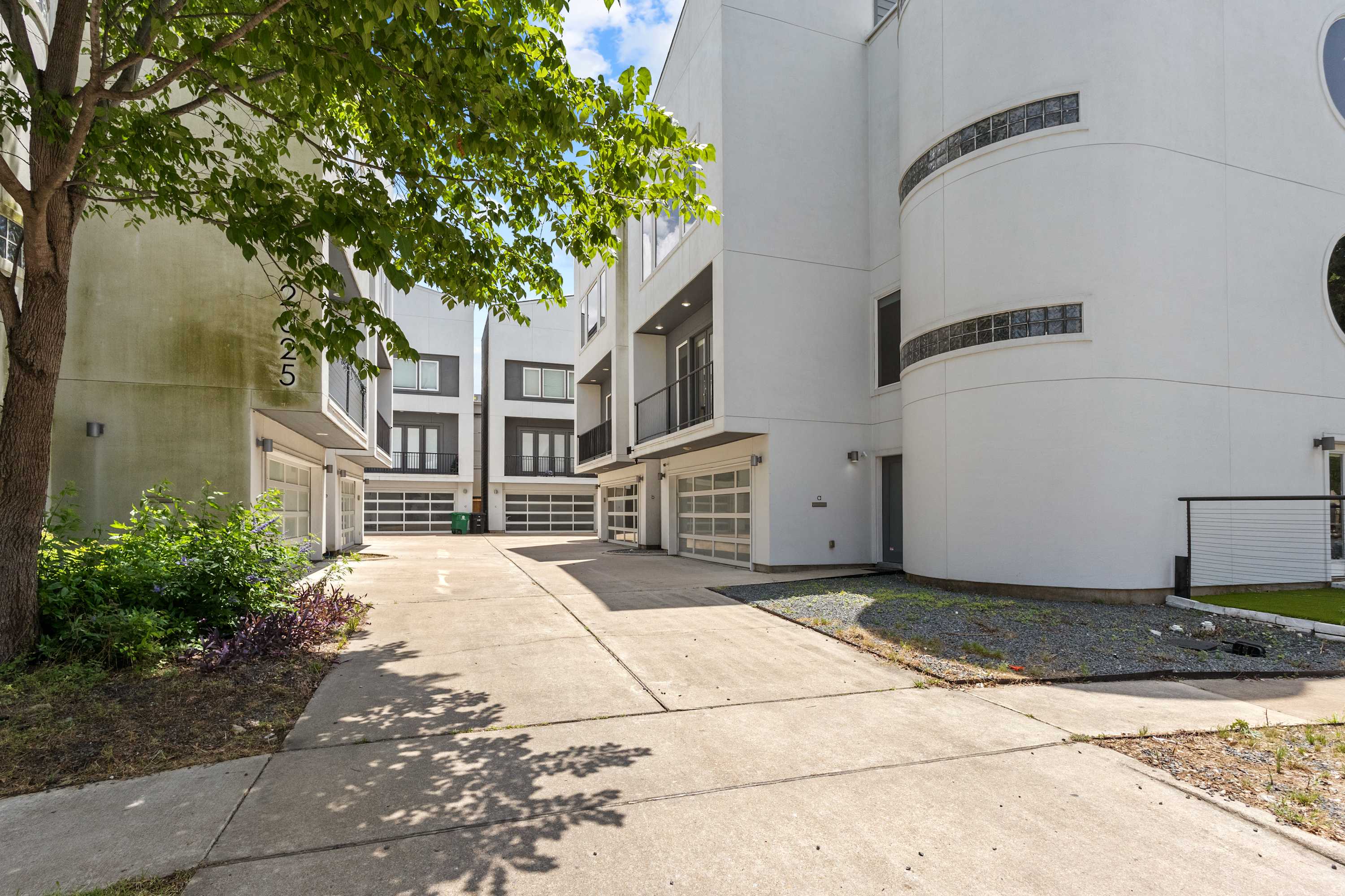 Montrose Rooftop Townhome | 3 Private Suites | Sleeps 8 - Houston, TX