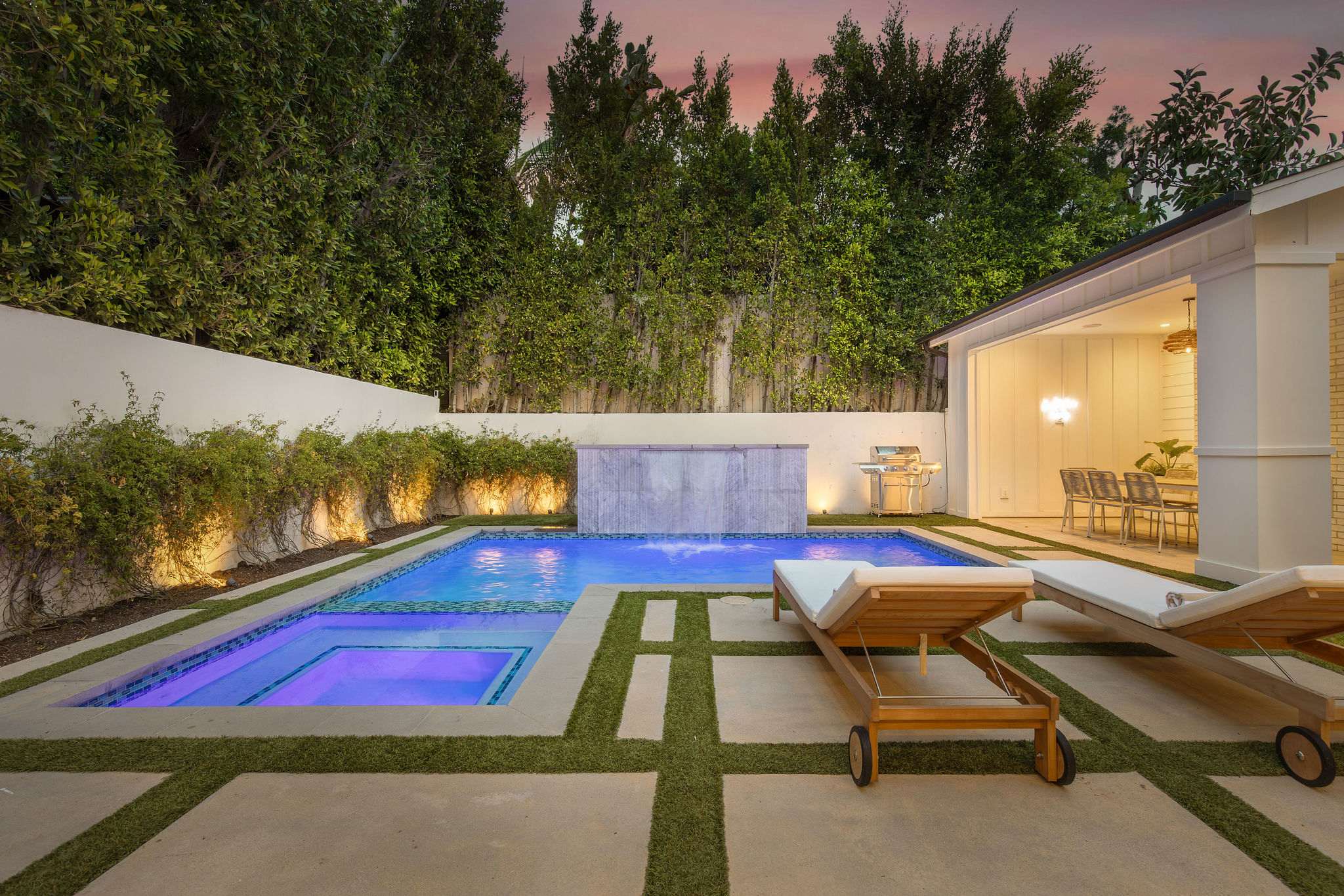 Move effortlessly between pool, spa, and sun loungers in this fully private West Hollywood backyard