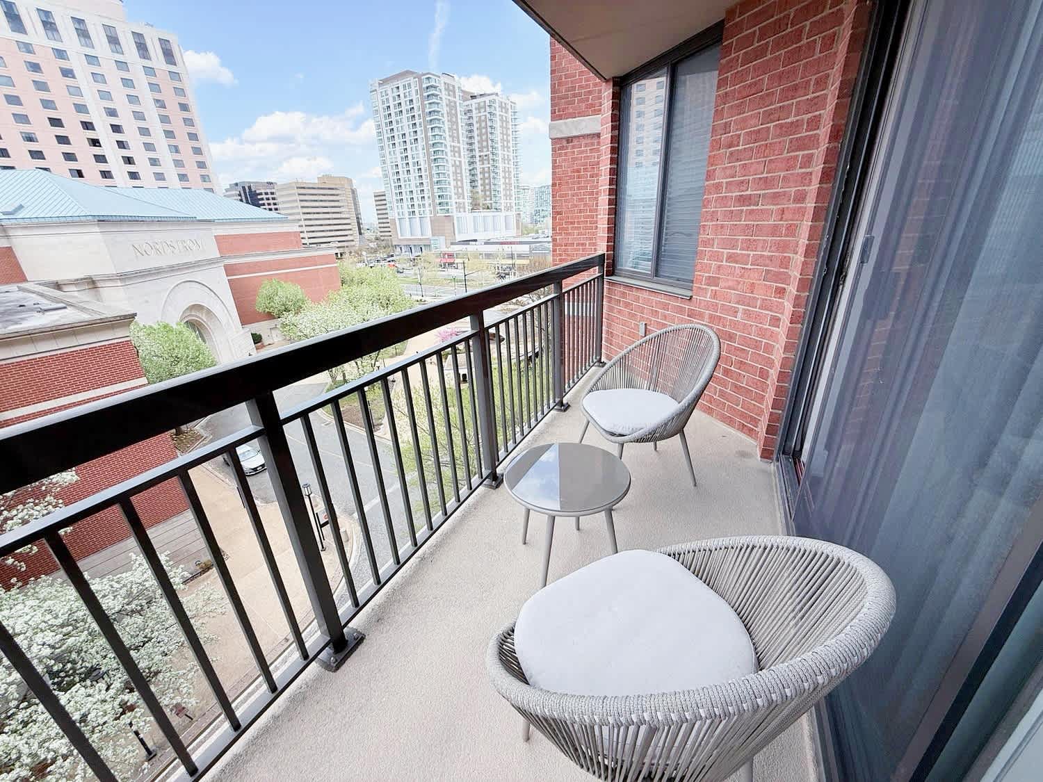 Perfectly Located Apt - Steps to Metro & More