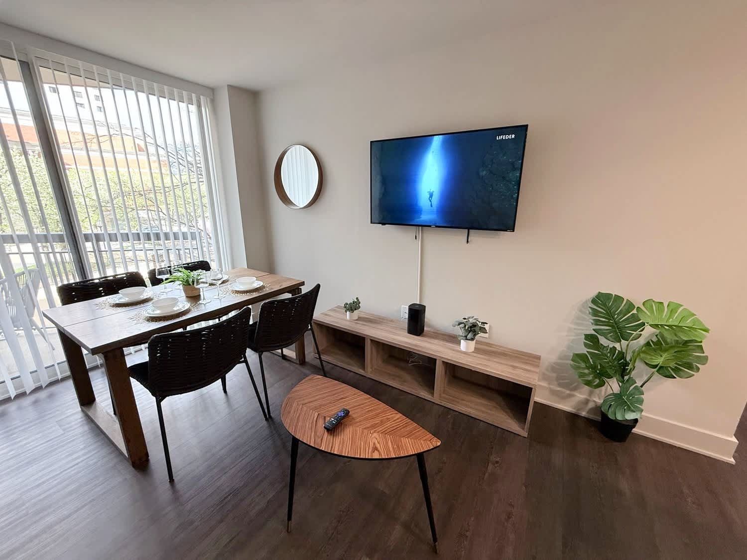 Modern Apt in Prime Location - Walk to Metro