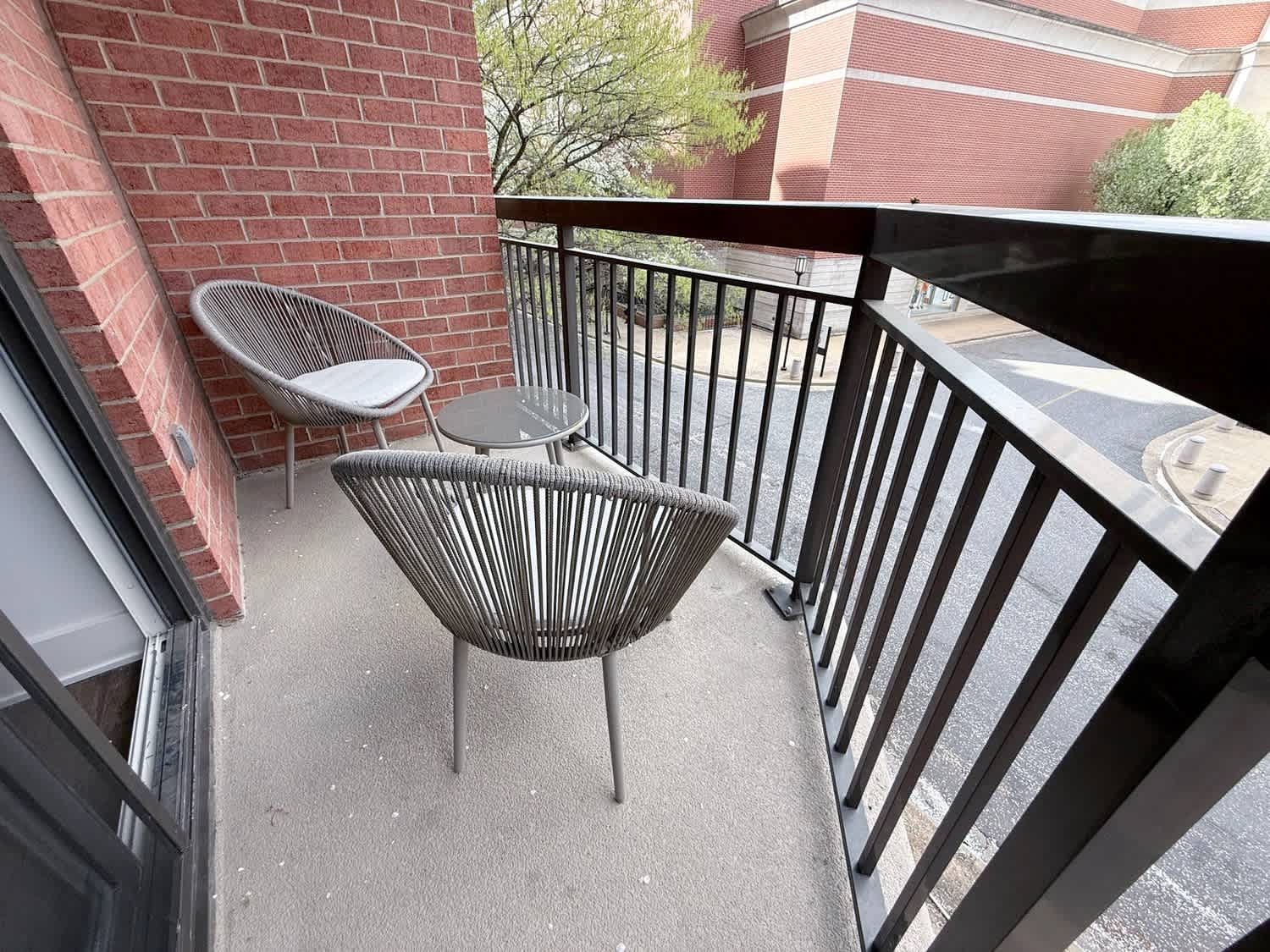 Modern Apt in Prime Location - Walk to Metro