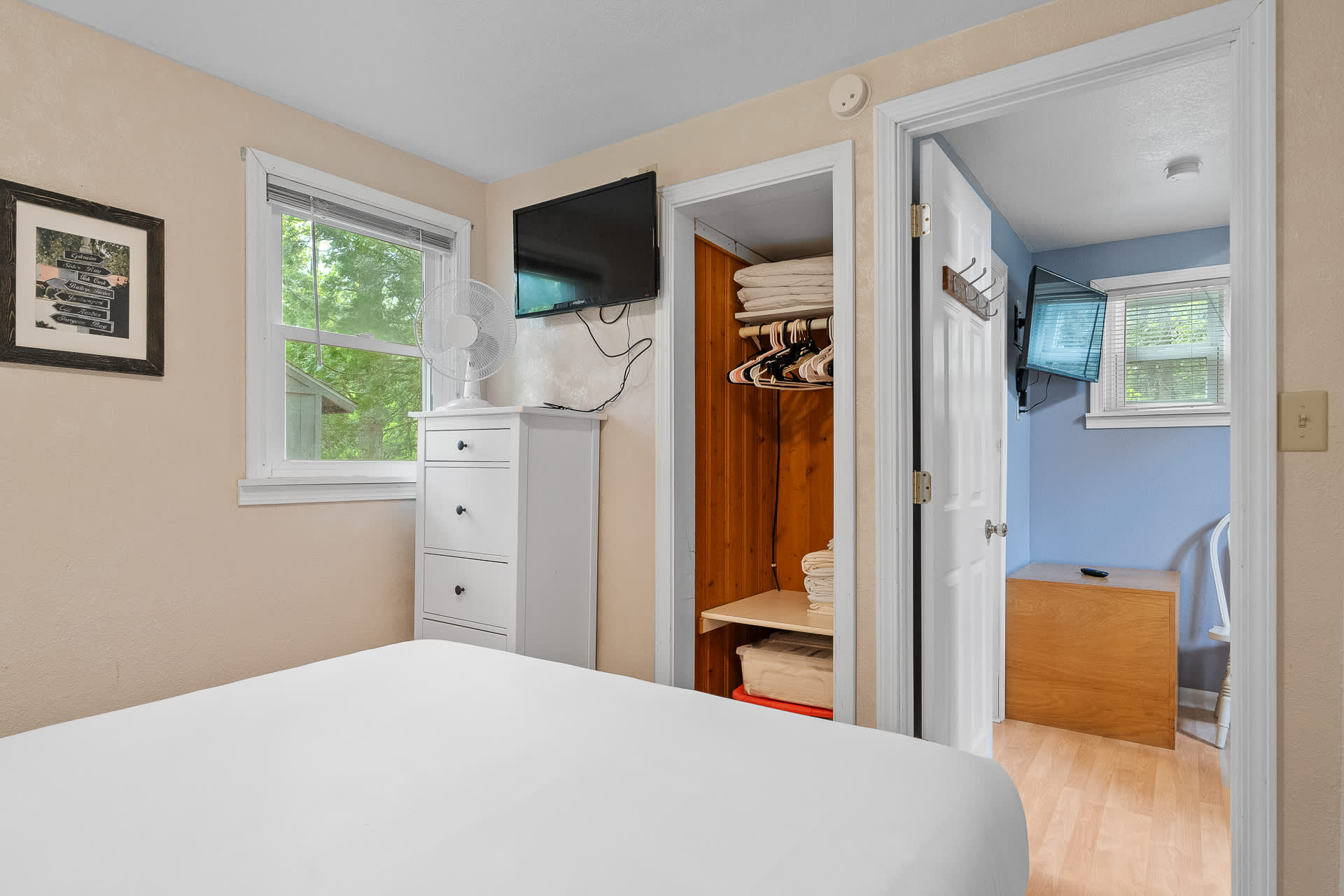 1 bedroom cabin has queen bed