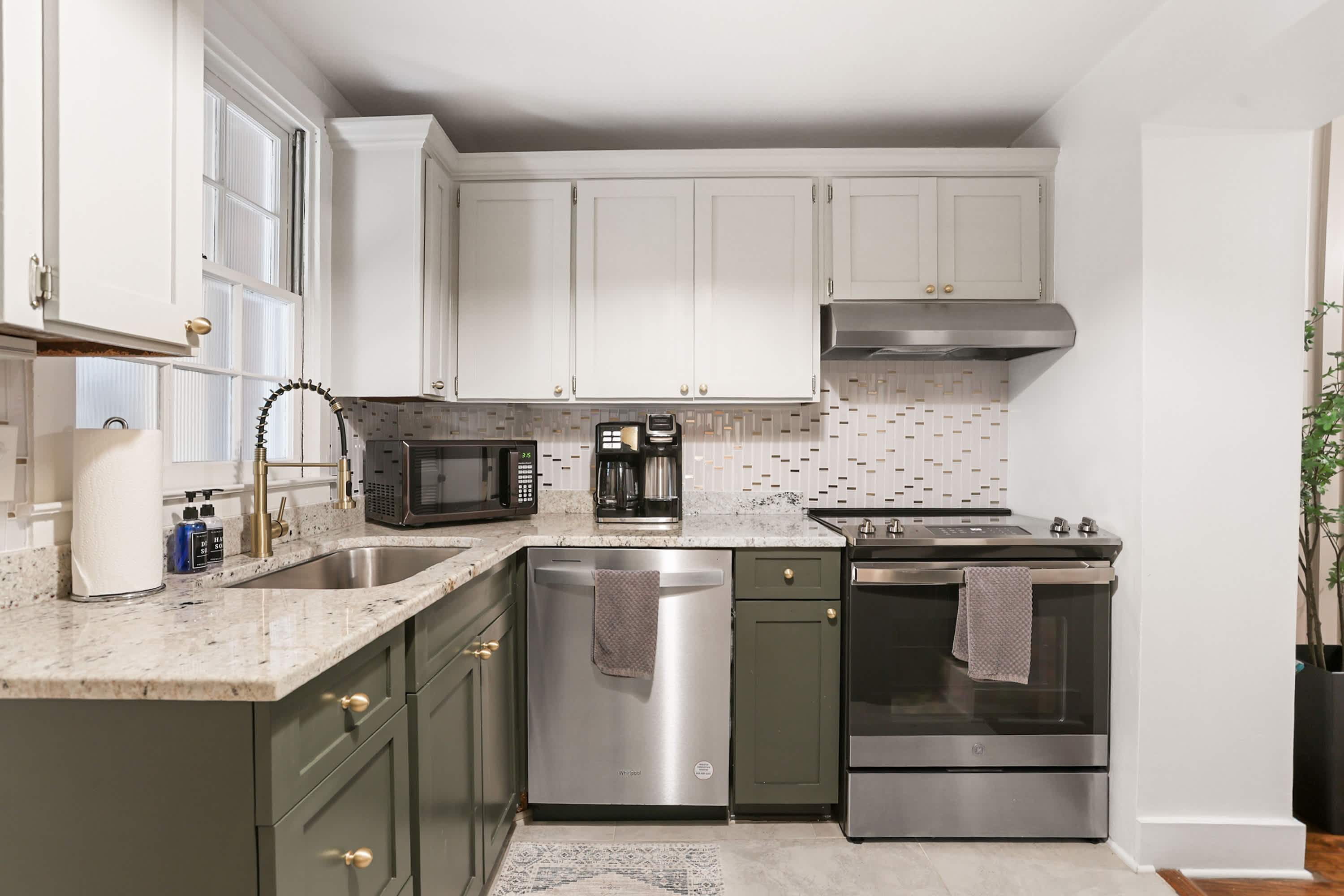 Historic Garden-Level Downtown Apt with Backyard
