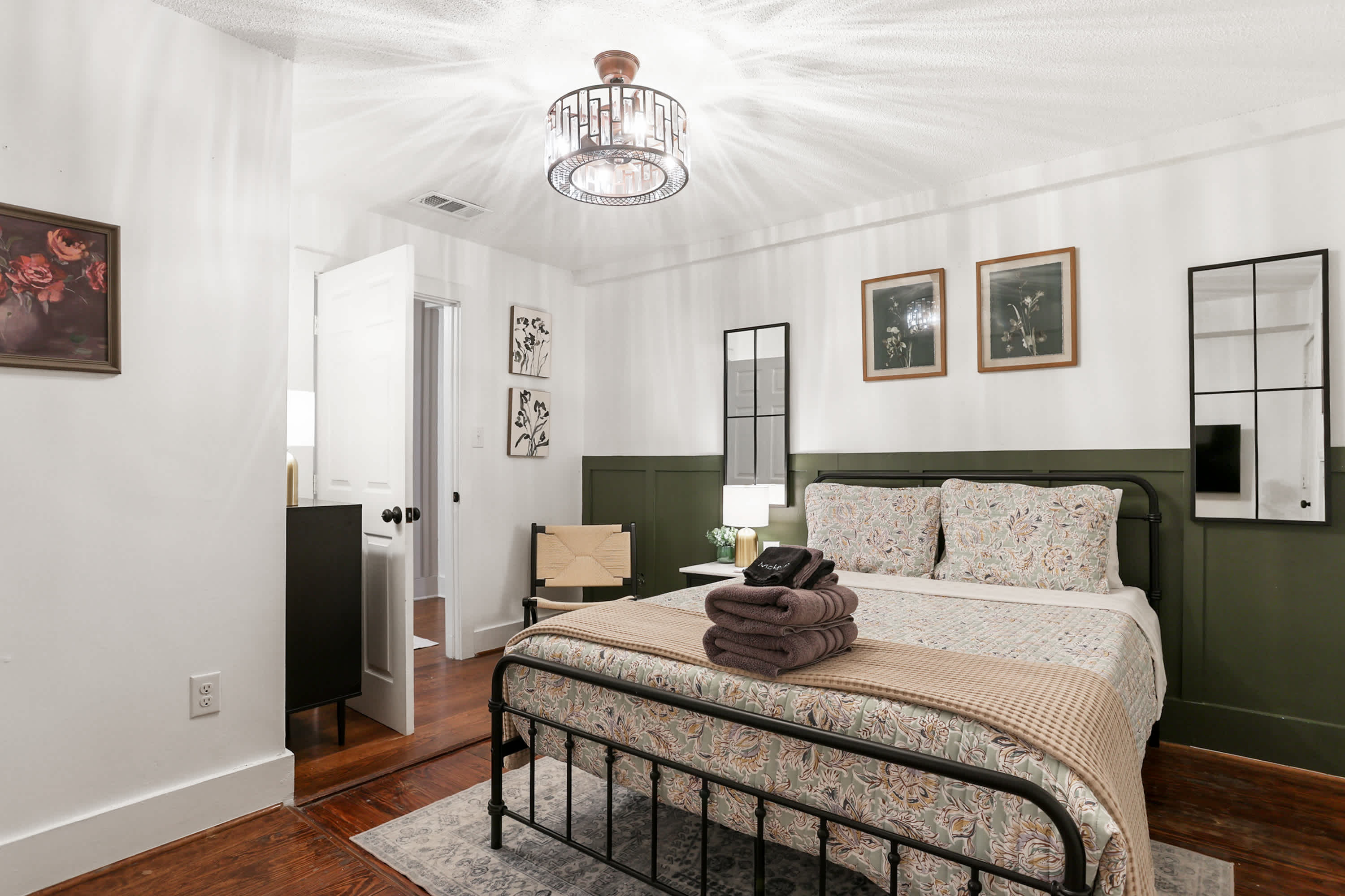Historic Garden-Level Downtown Apt with Backyard
