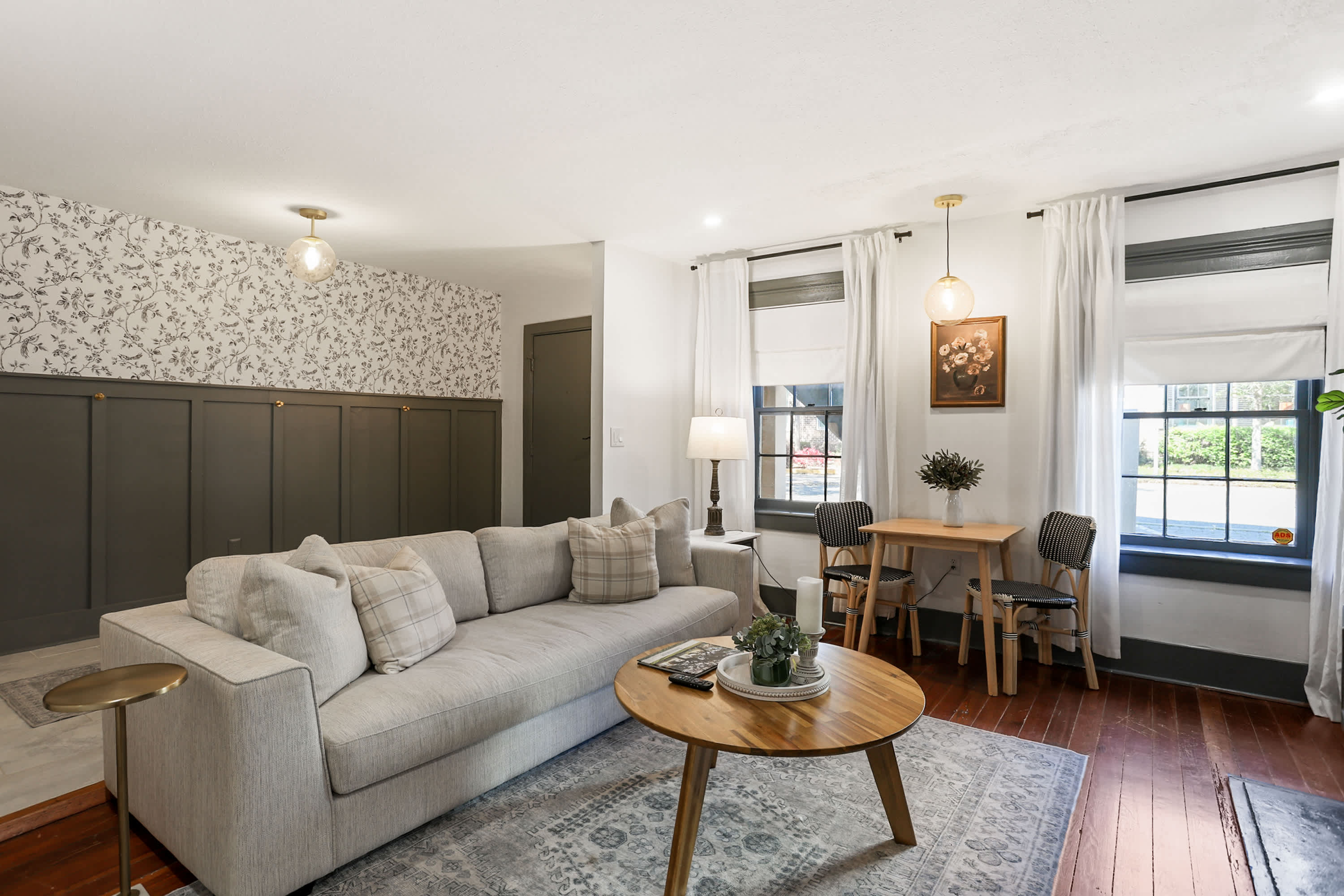 Historic Garden-Level Downtown Apt with Backyard