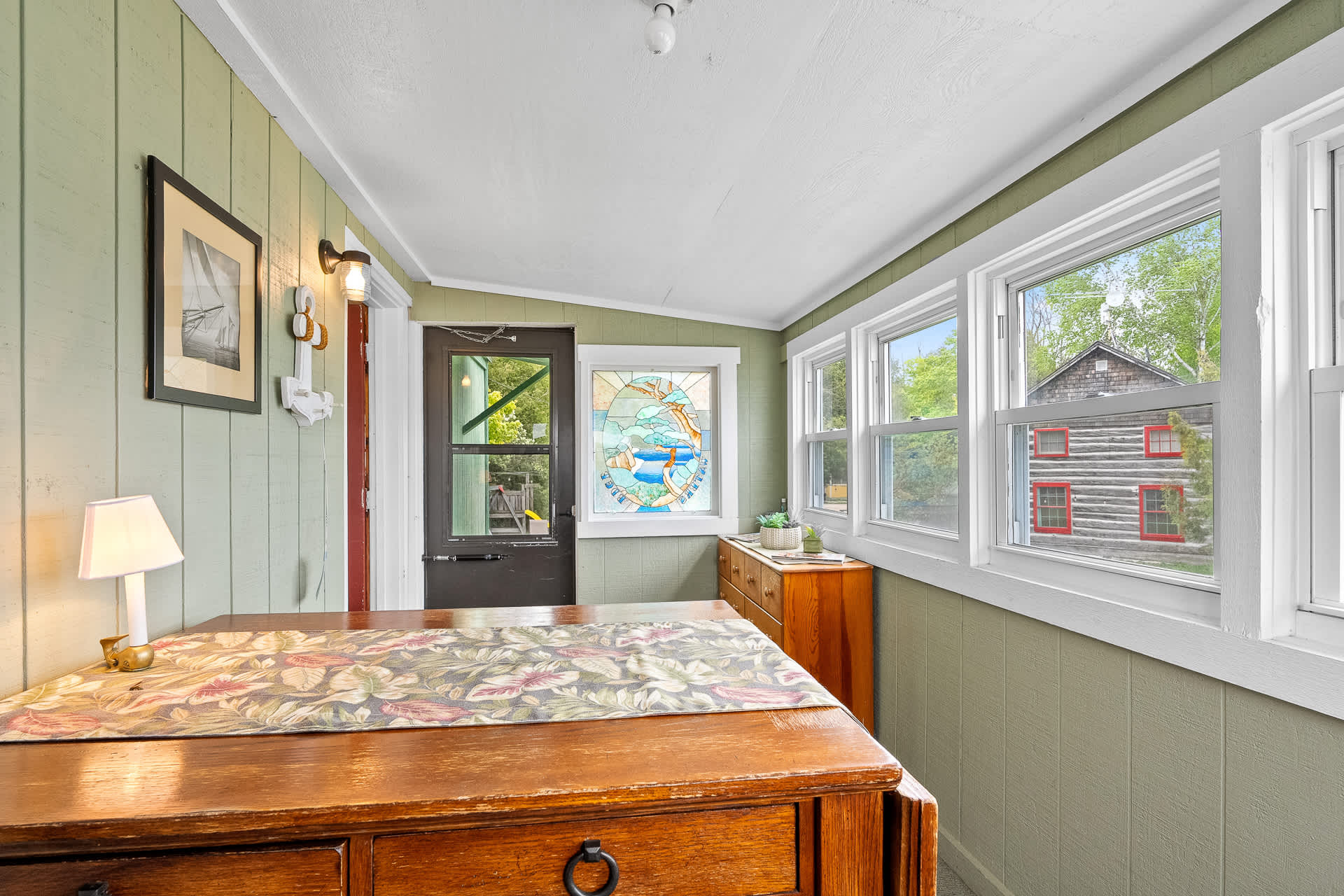 Sunset Shores - Water's Edge Cottage #2 5