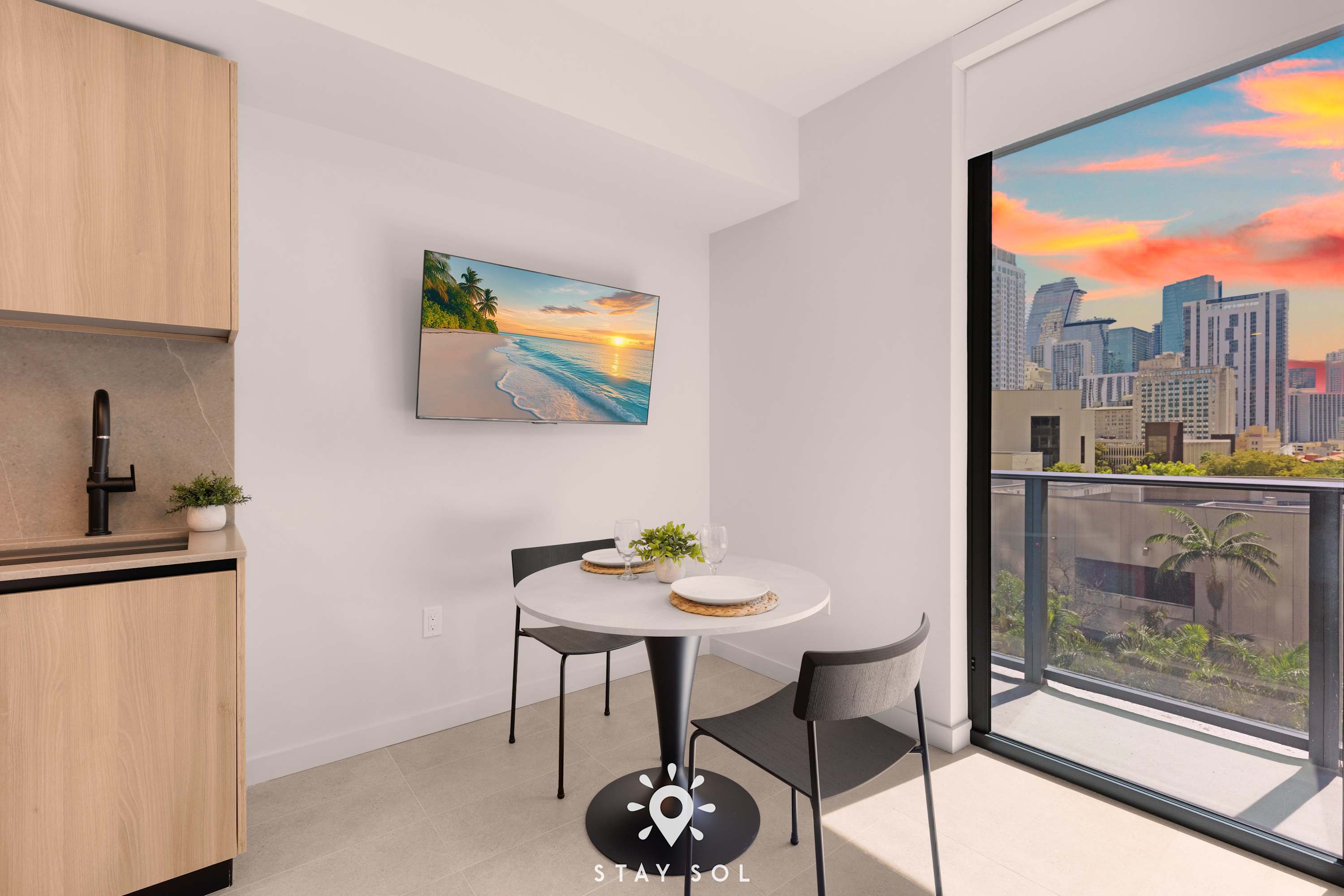 Elite Stay with Rooftop Vibes Studio
