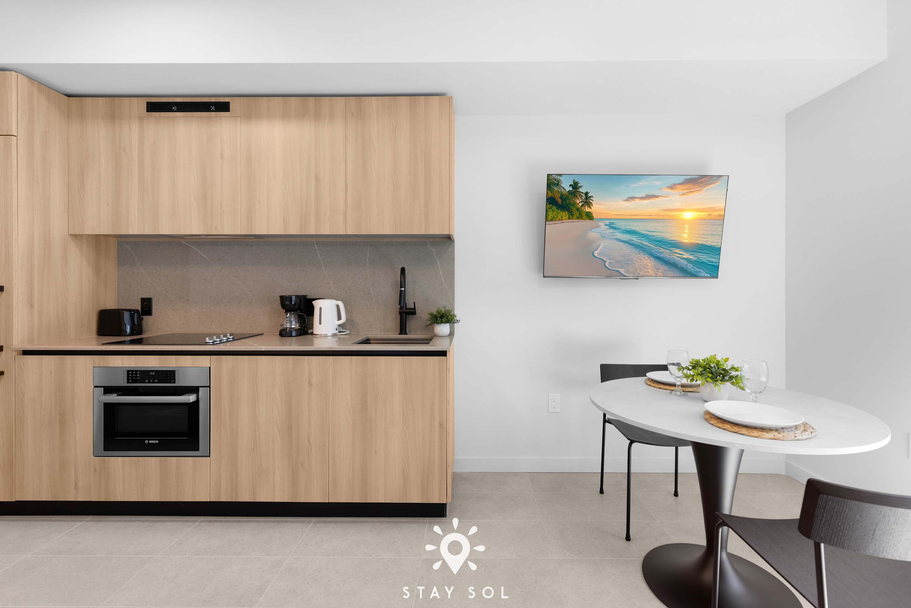 Elite Stay with Rooftop Vibes Studio