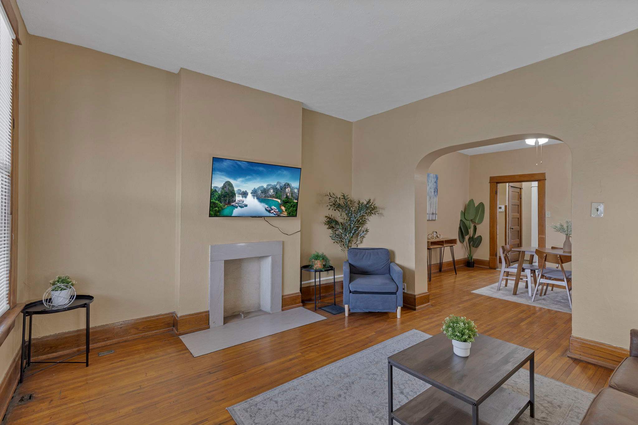 Your Central Columbus Retreat Awaits 5 BR 2 Bath