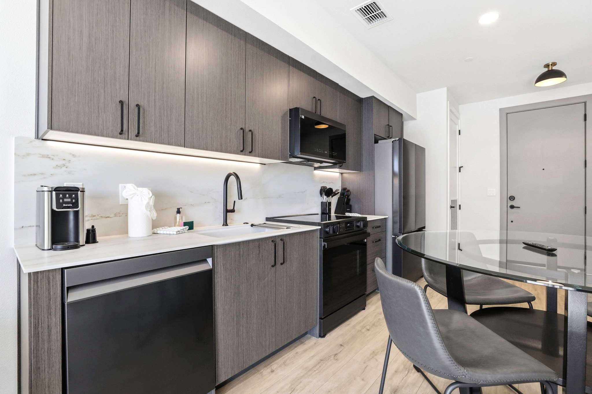 Luxe Condo • Prime Location • 5-Star Comfort | Photo 4