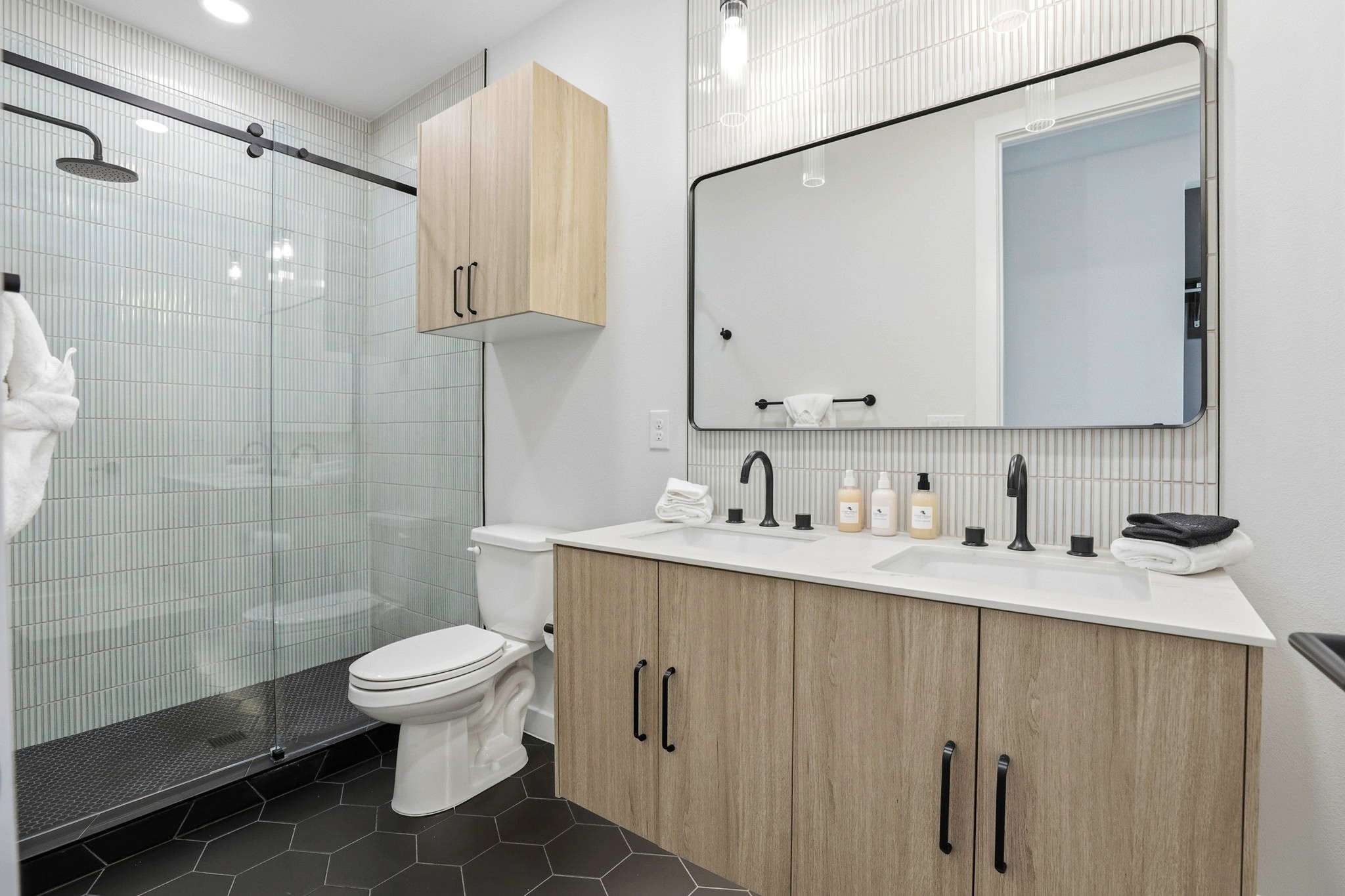 Luxe Condo • Prime Location • 5-Star Comfort | Photo 18