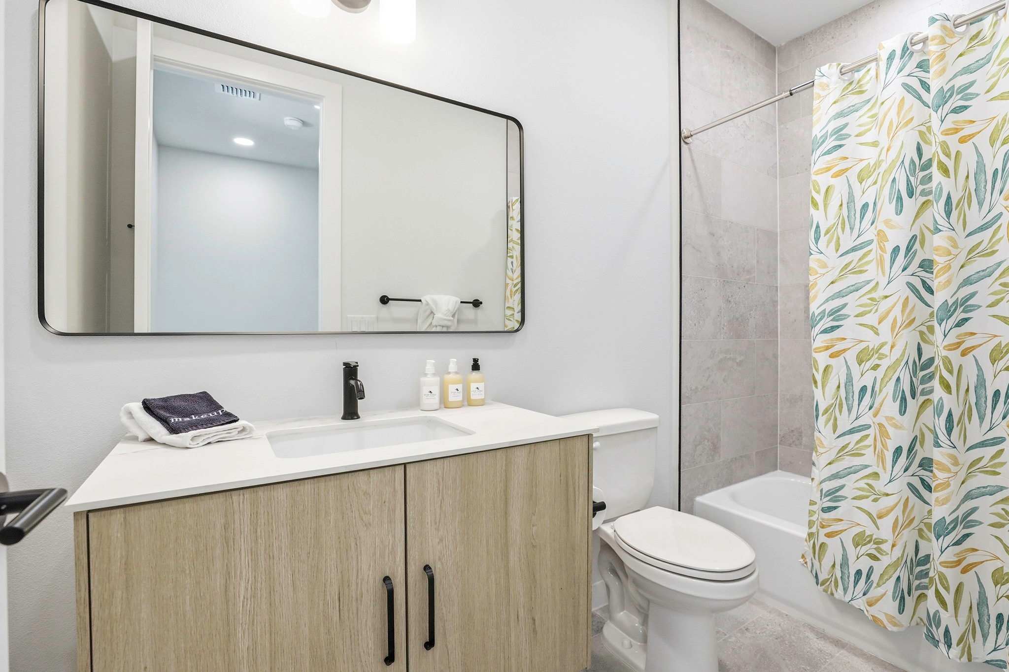 Luxe Condo • Prime Location • 5-Star Comfort | Photo 19