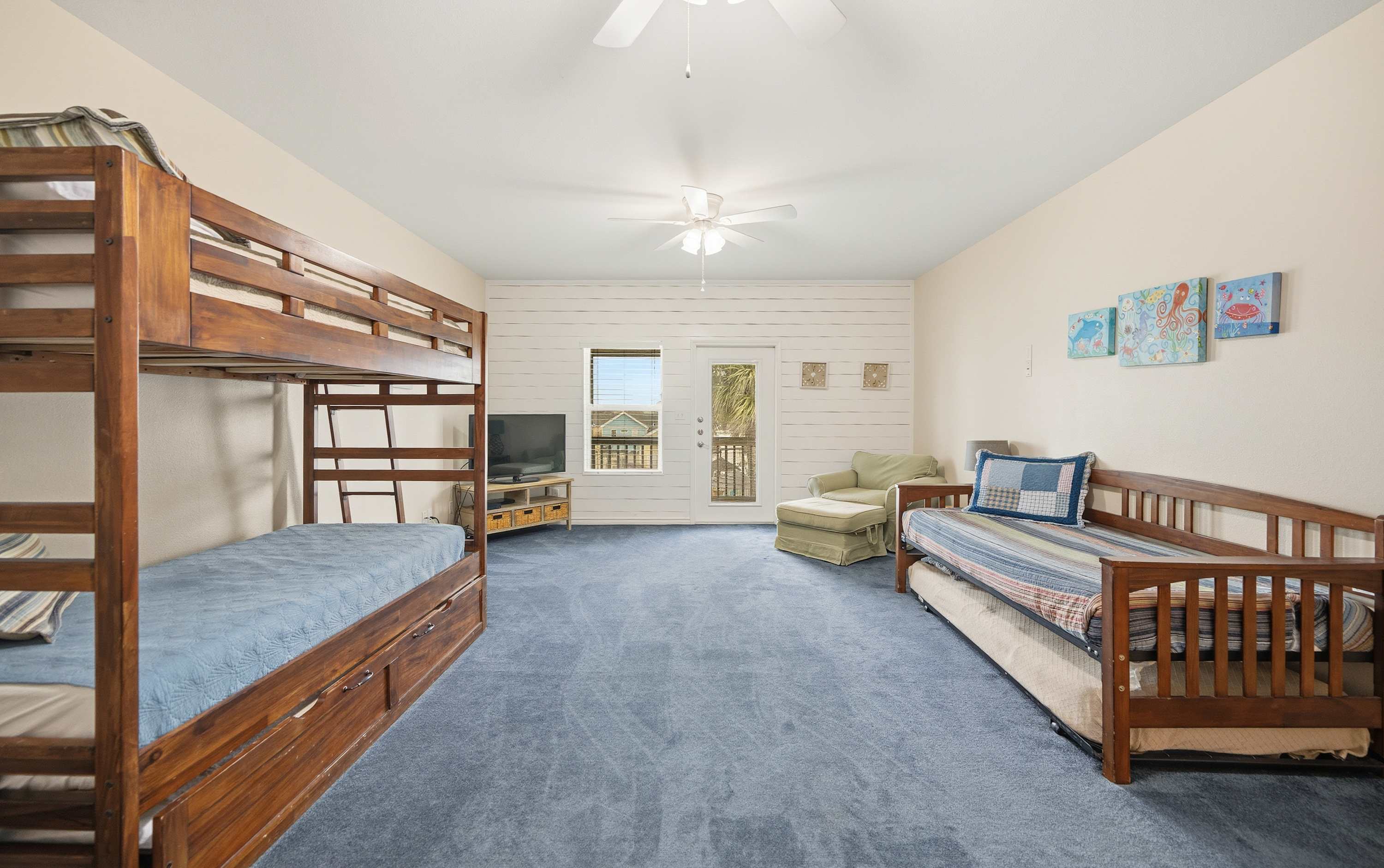 Pool, Balcony & 4BR Family Retreat - Sailfish