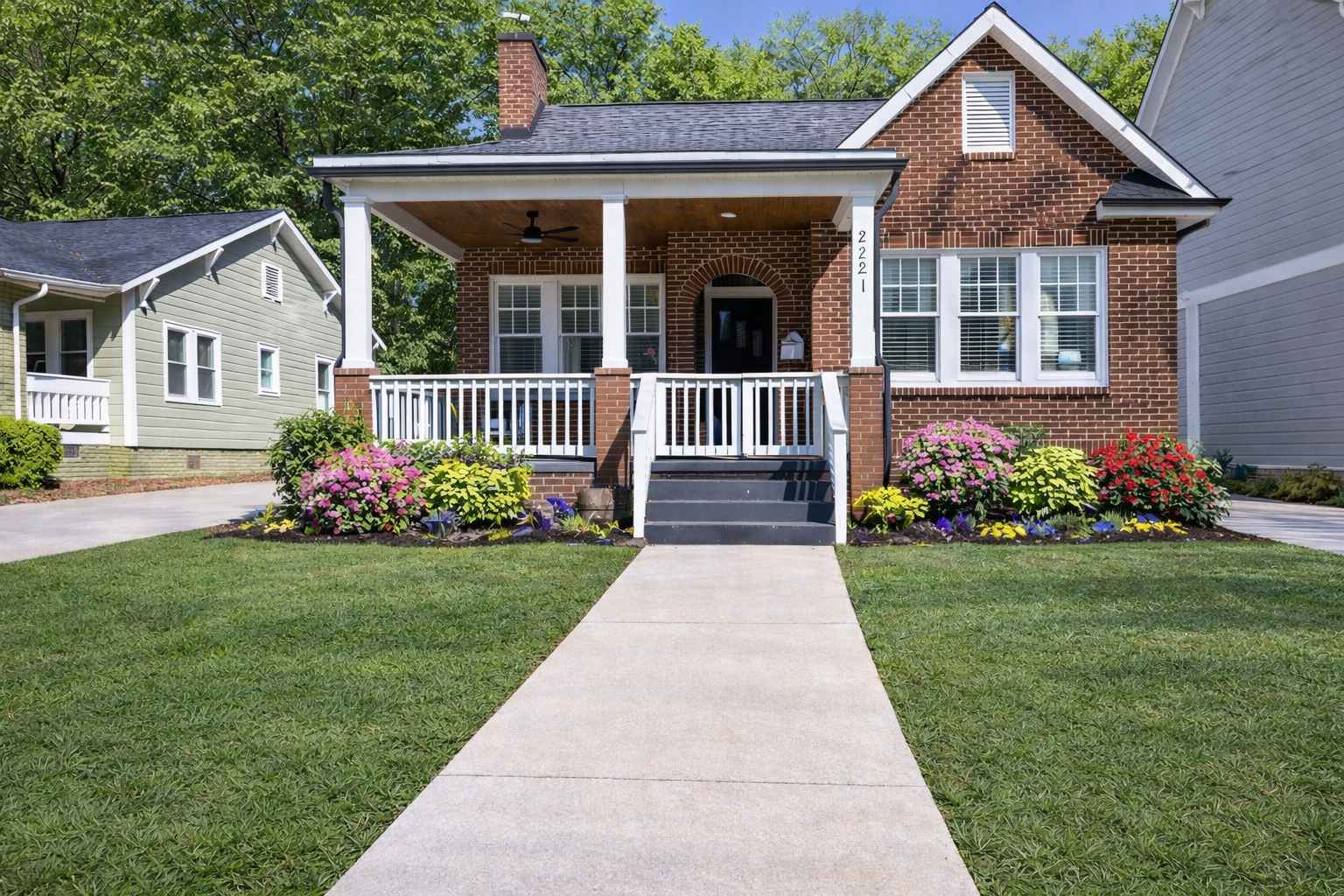 Beautiful 6 Bedroom Home, Walk to Shops and Dining