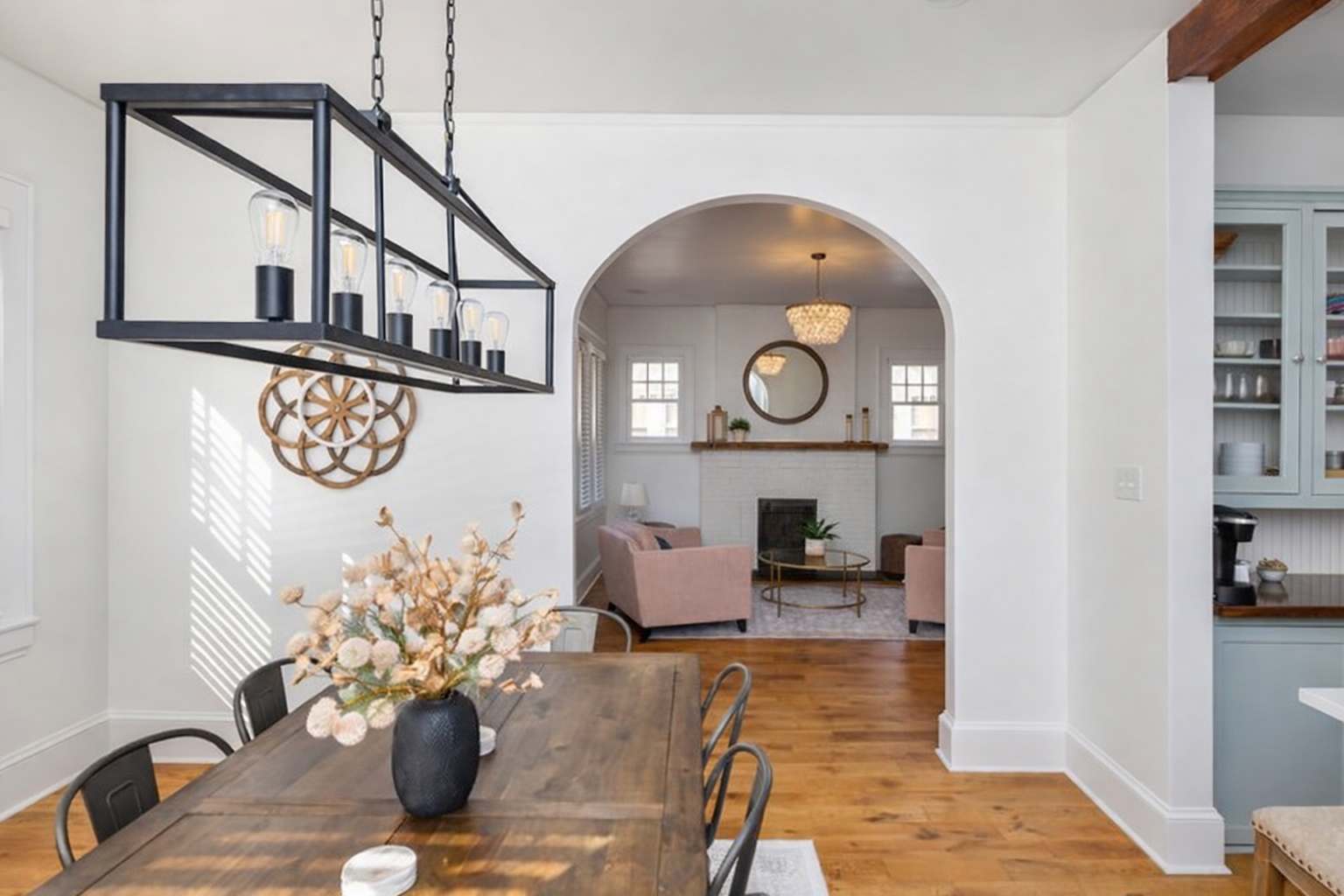 Beautiful 6 Bedroom Home, Walk to Shops and Dining