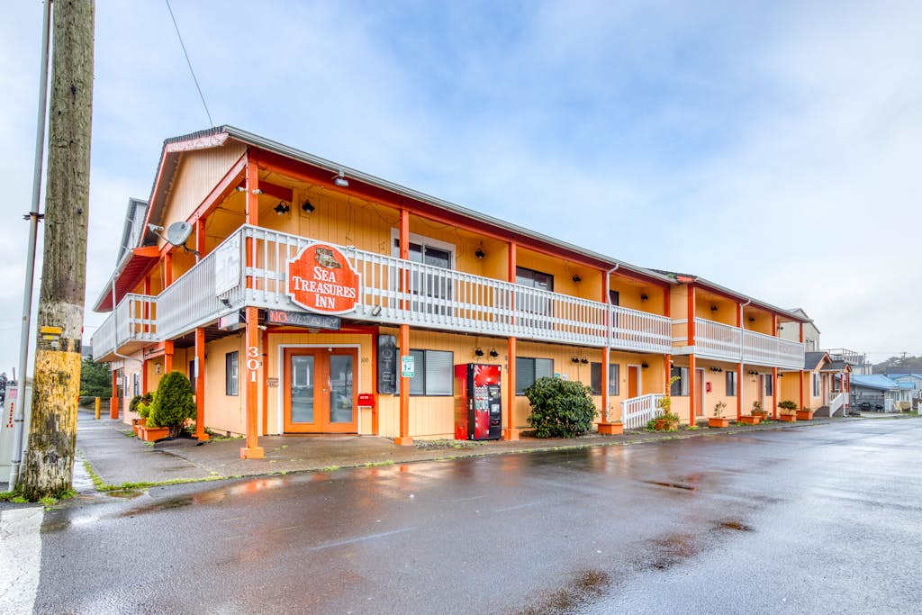 Eight Dog Friendly Rooms with Kitchens and Kitchenettes Walk to Downtown and Beach