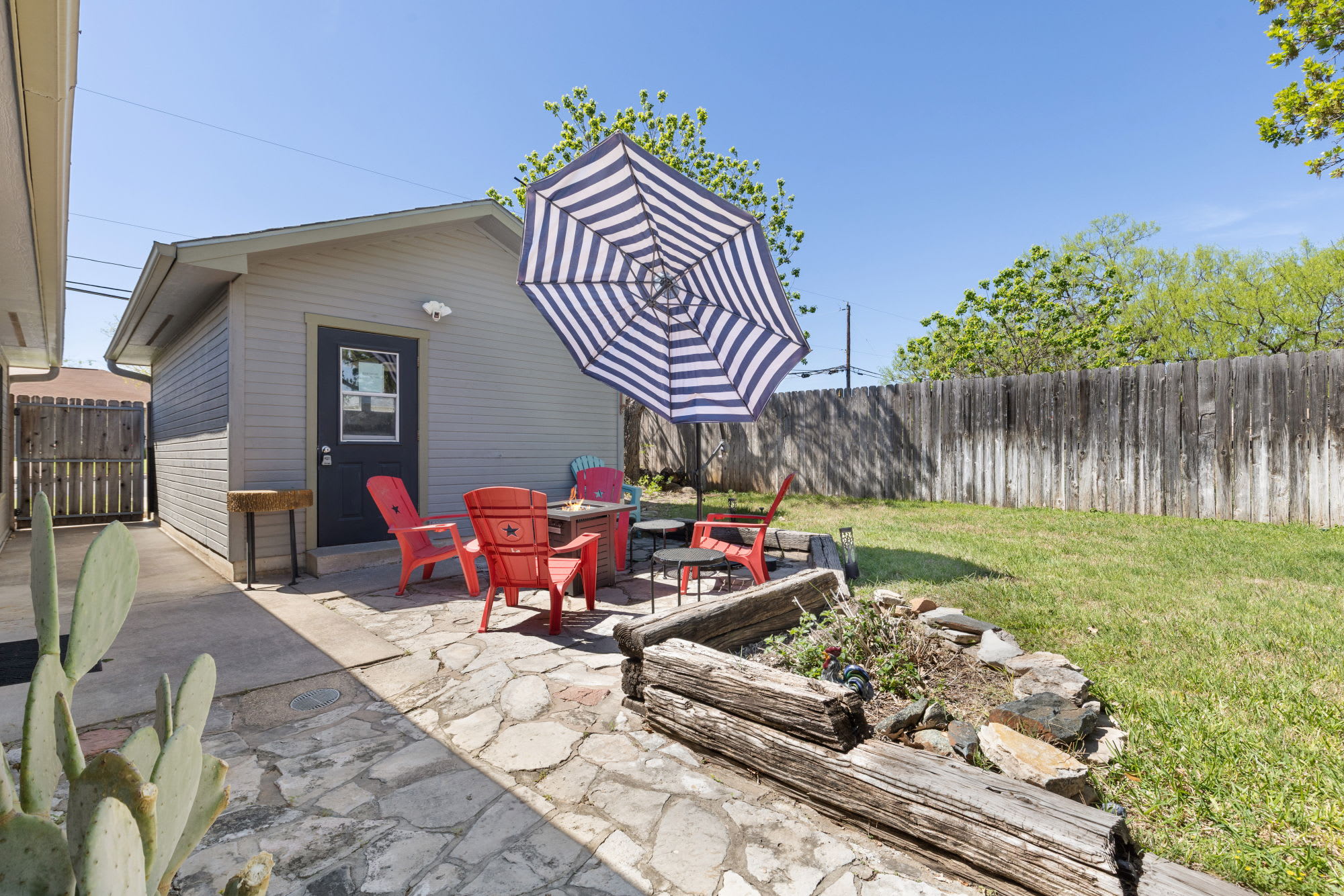 La Casita Verde - 4 mins to Main Street! | Photo 17