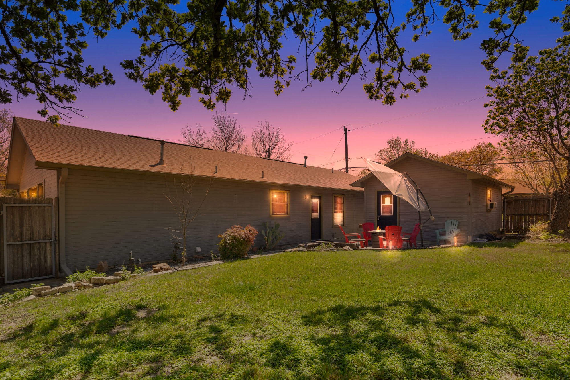 La Casita Verde - 4 mins to Main Street! | Photo 19