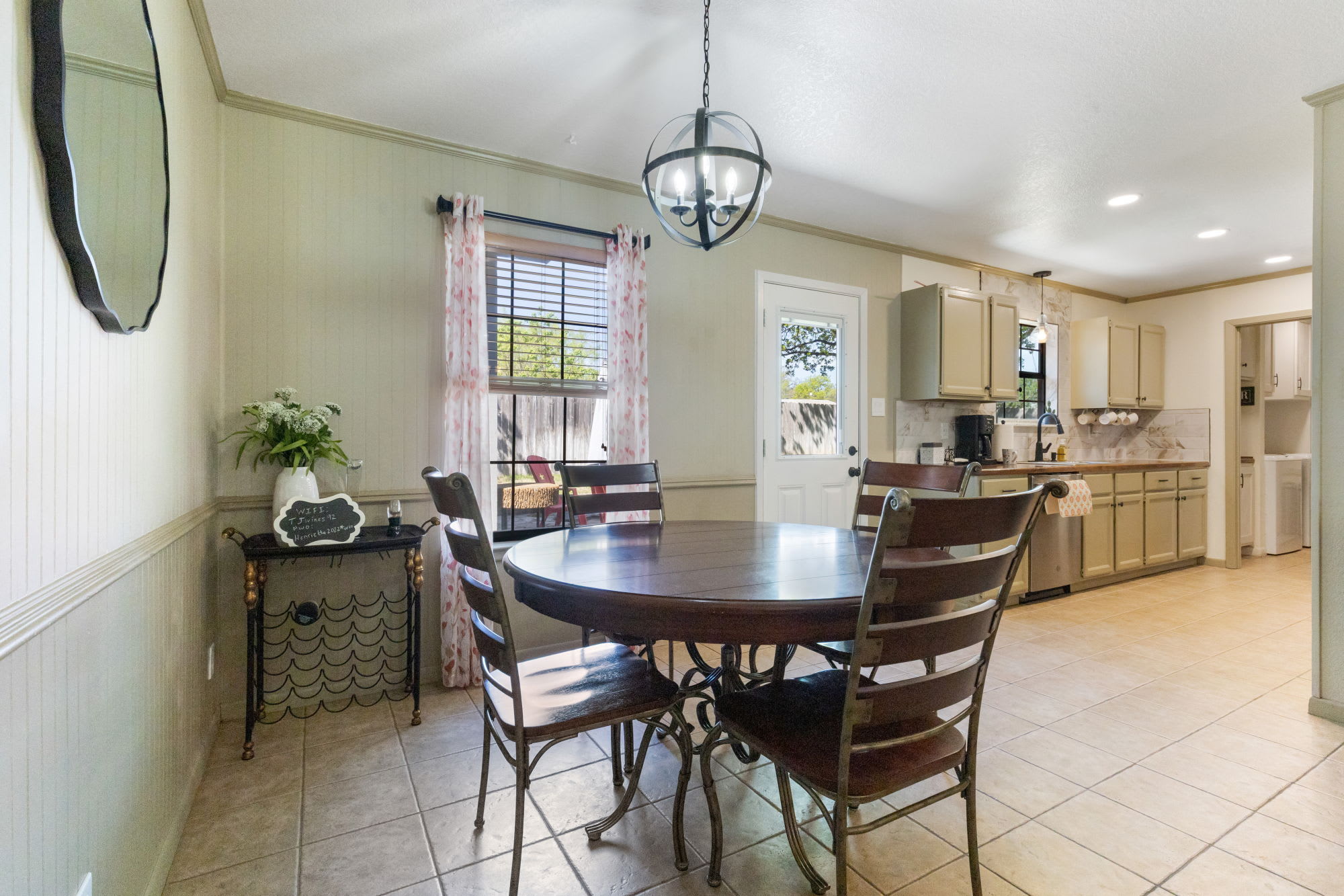 La Casita Verde - 4 mins to Main Street! | Photo 8