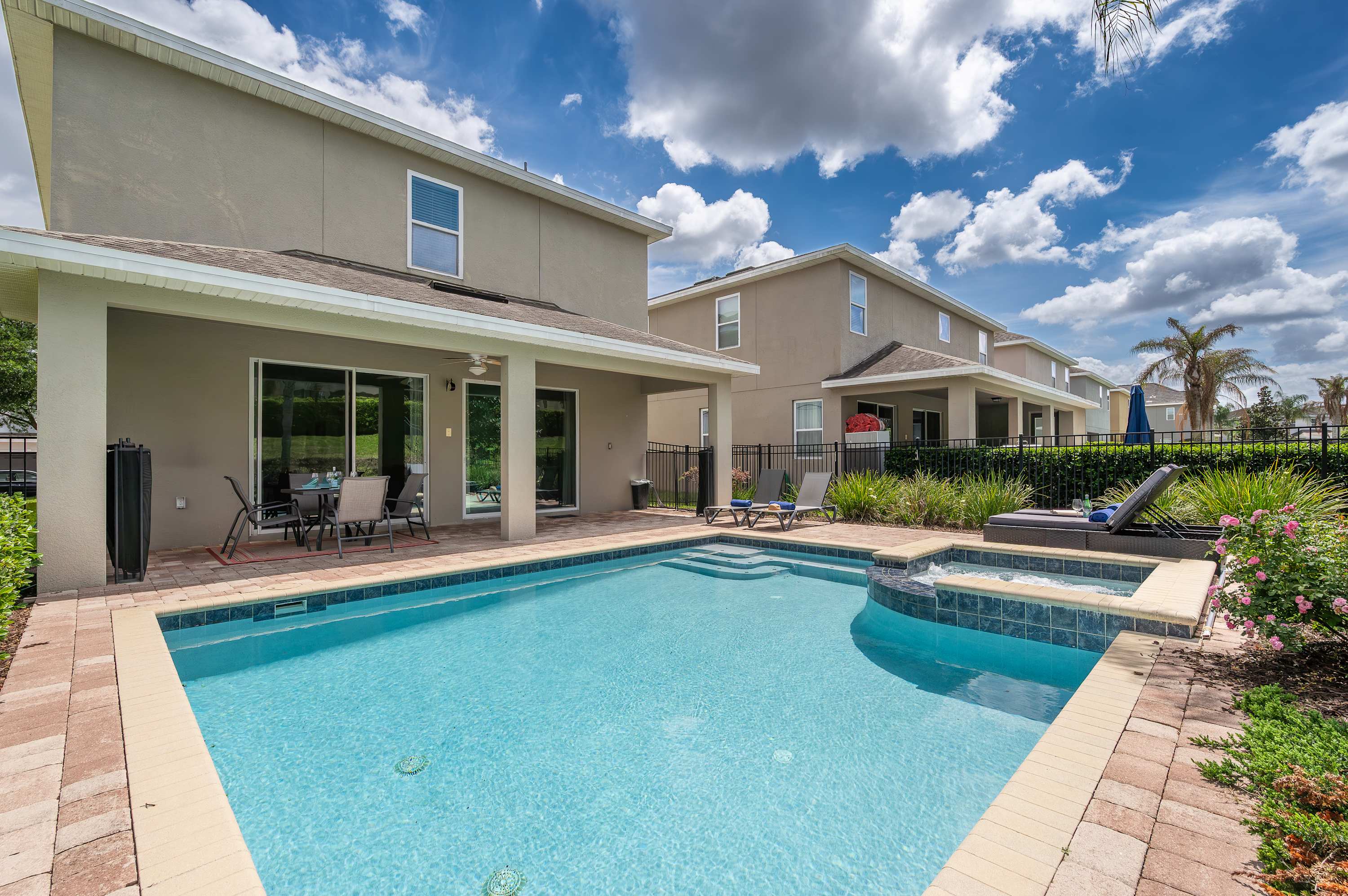 Spacious villa w/private pool & large kitchen
