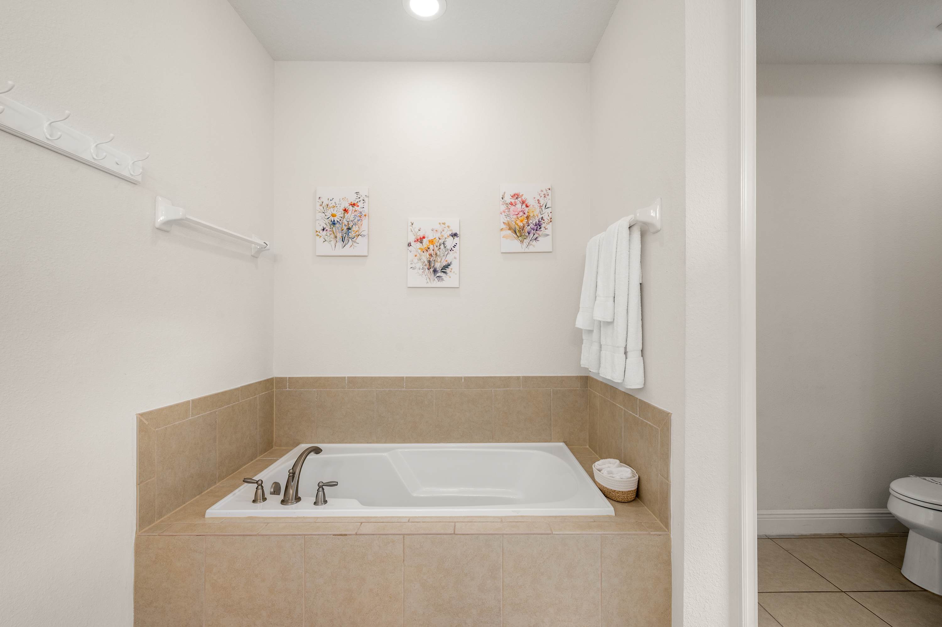 Spacious villa w/private pool & large kitchen