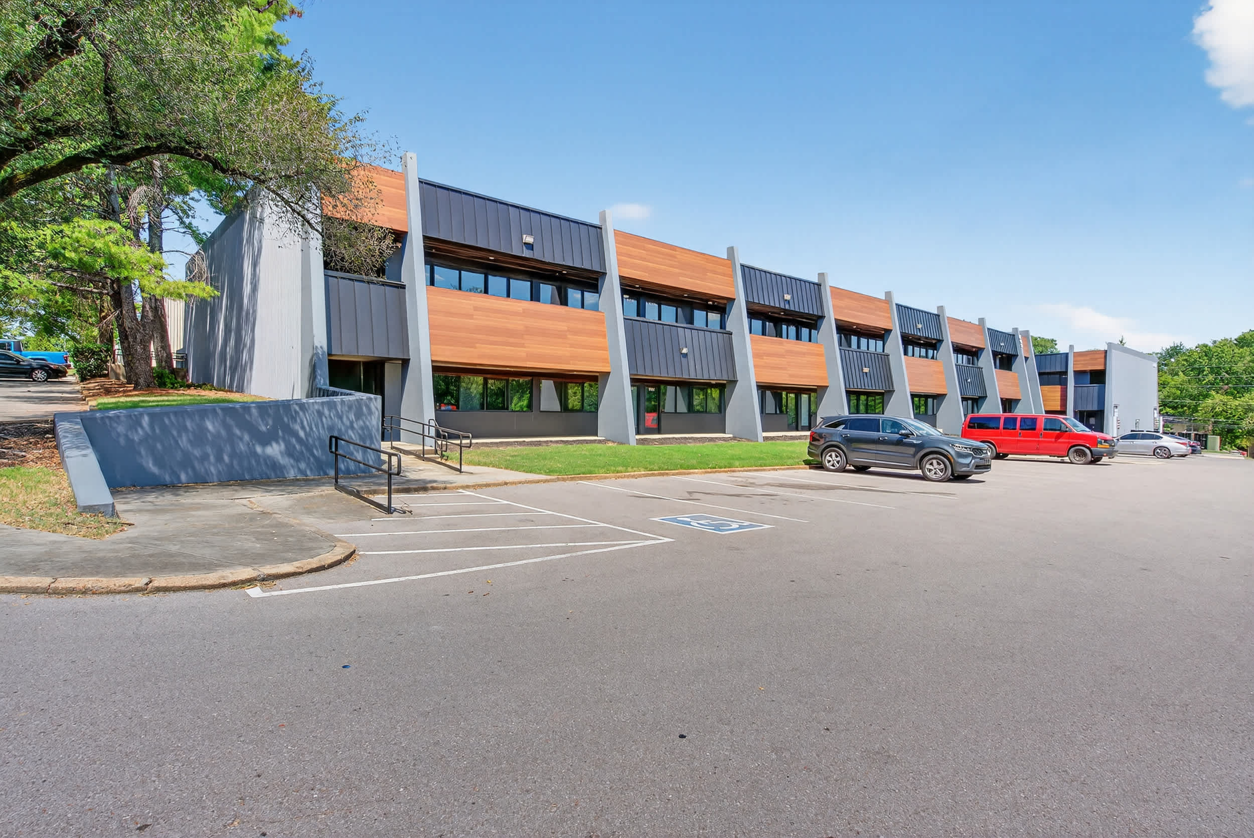 5 Min to BNA Airport · Free Parking · Sleeps 4