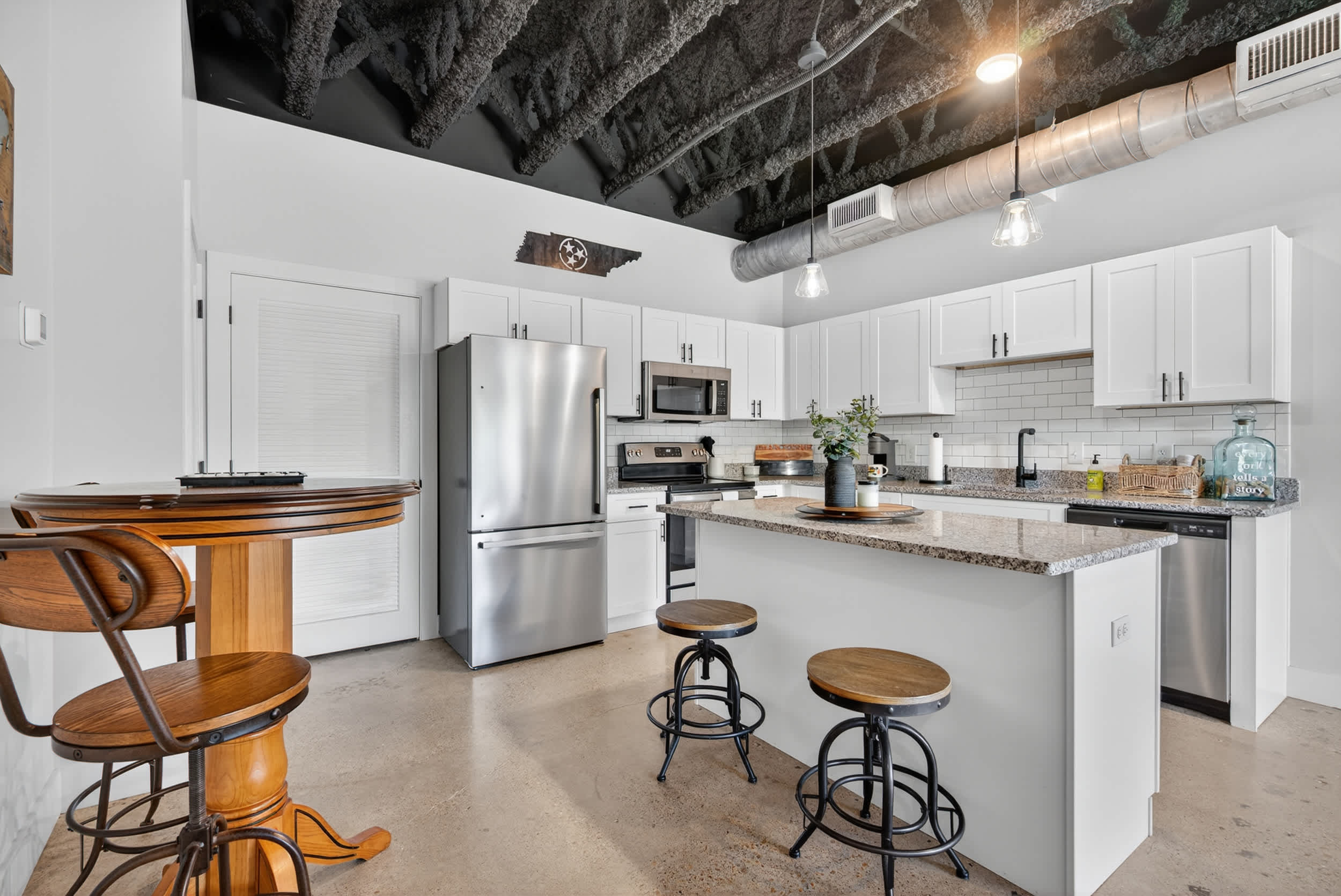 5 Min to BNA Airport · Free Parking · Sleeps 4