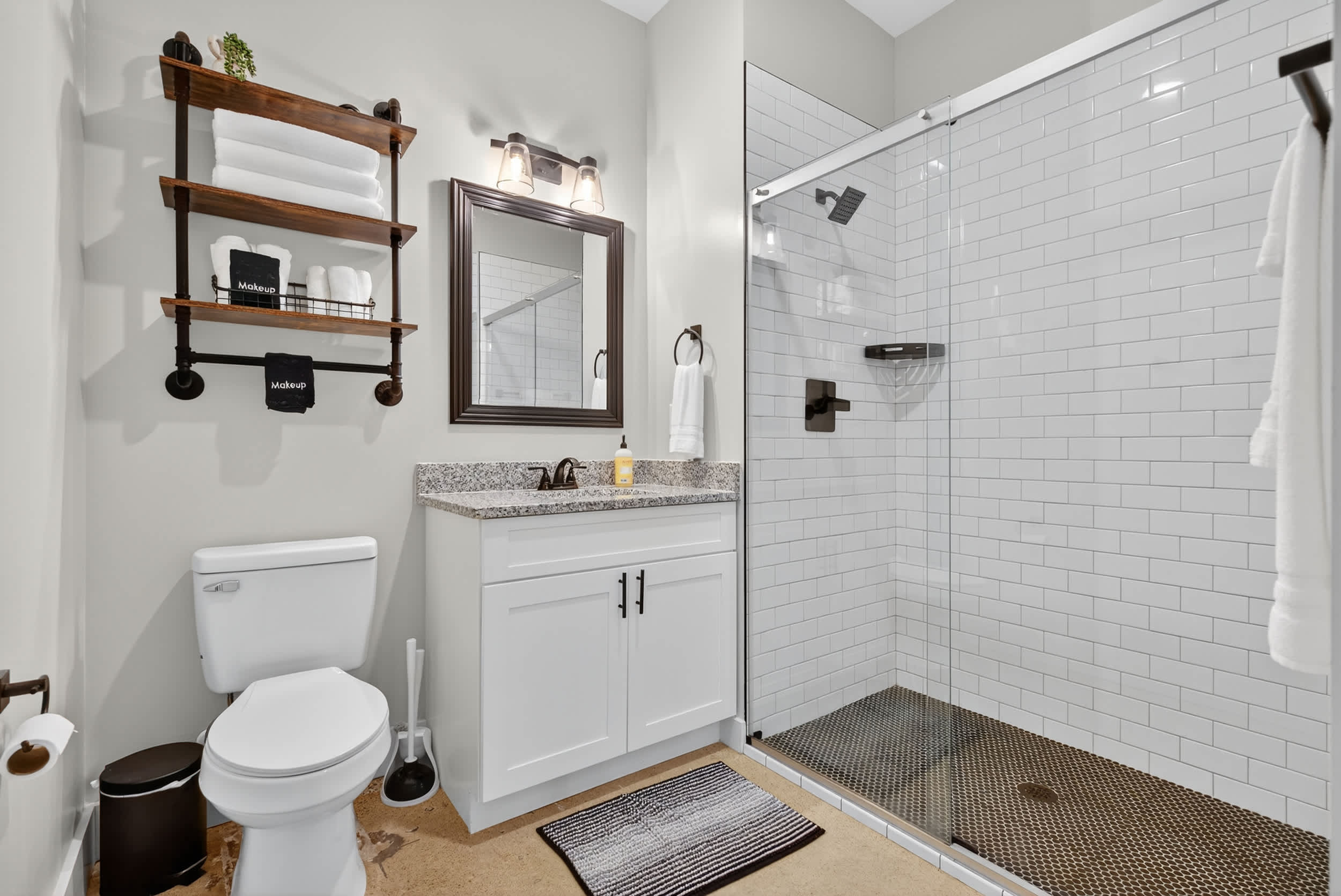 5 Min to BNA Airport · Free Parking · Sleeps 4