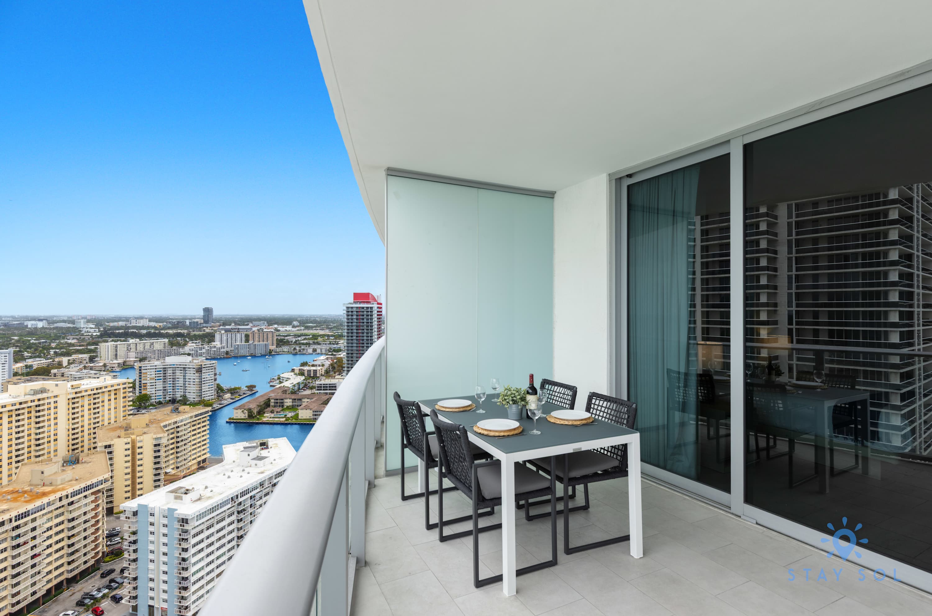 2BR Apt w/ Beautiful Ocean View, Amenities & Pool