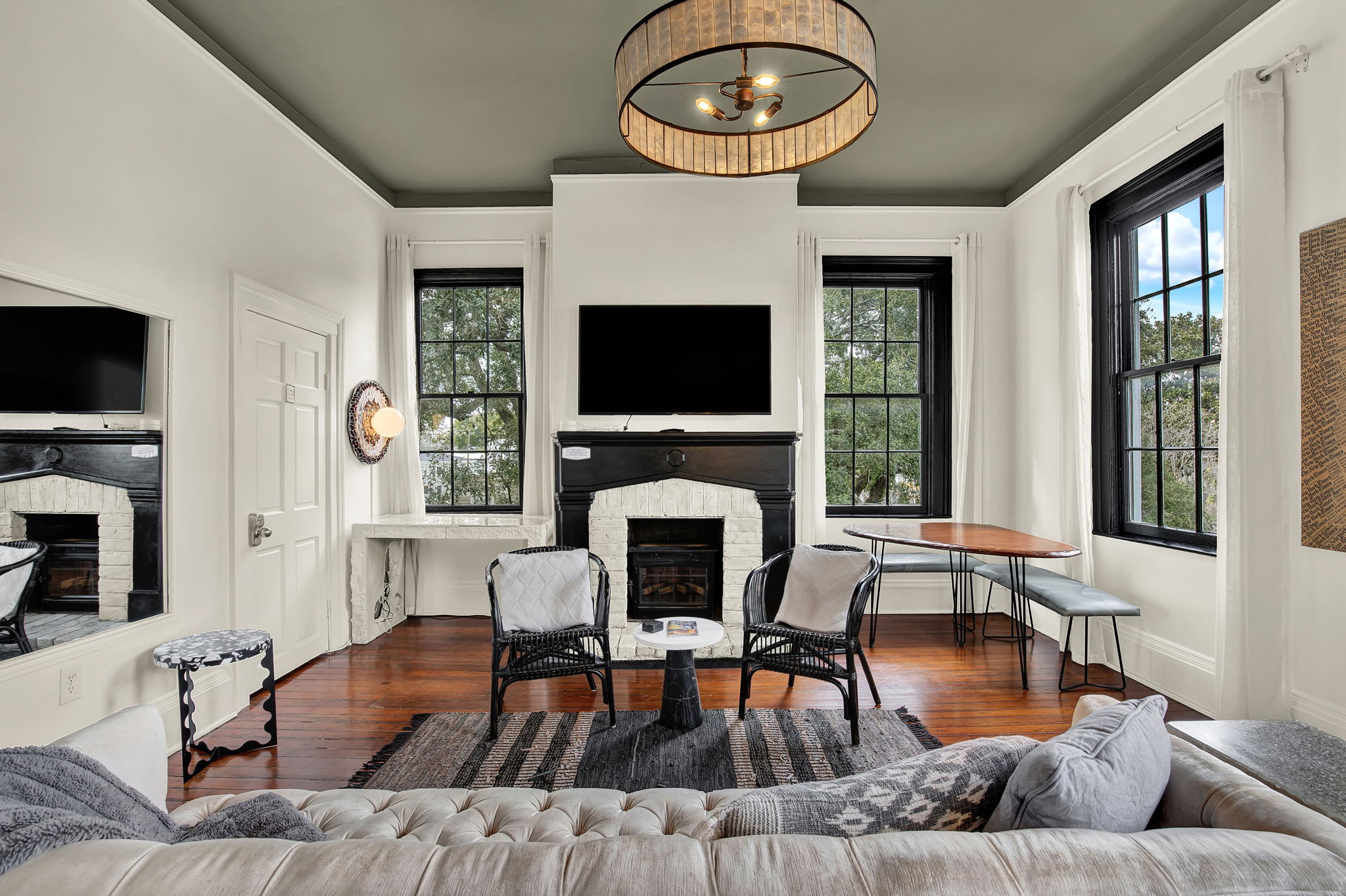 The Treehouse — Walk to Forsyth, Balcony