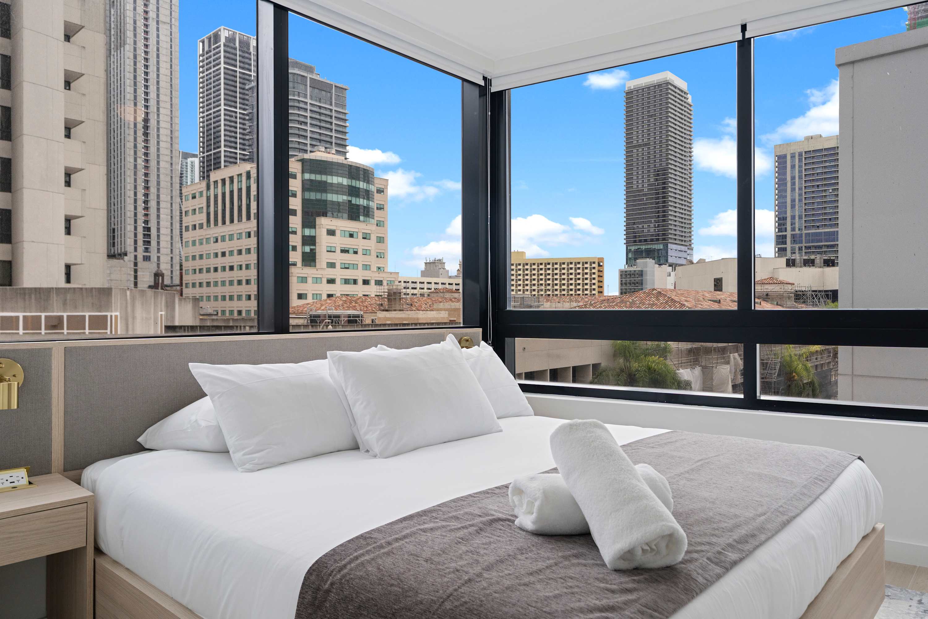 Stylish Downtown Miami Condo W Pool & Gym